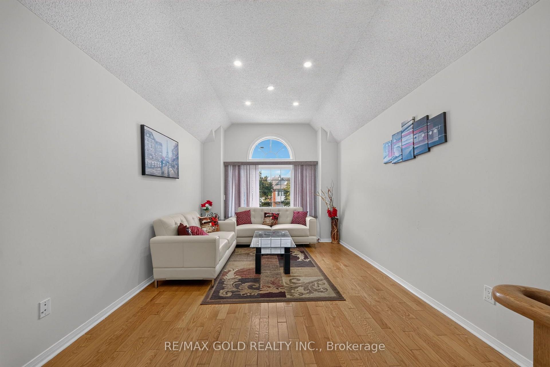 Photo 9 of 152 Bighorn Crescent, Brampton, Sandringham-Wellington — HOMEH
