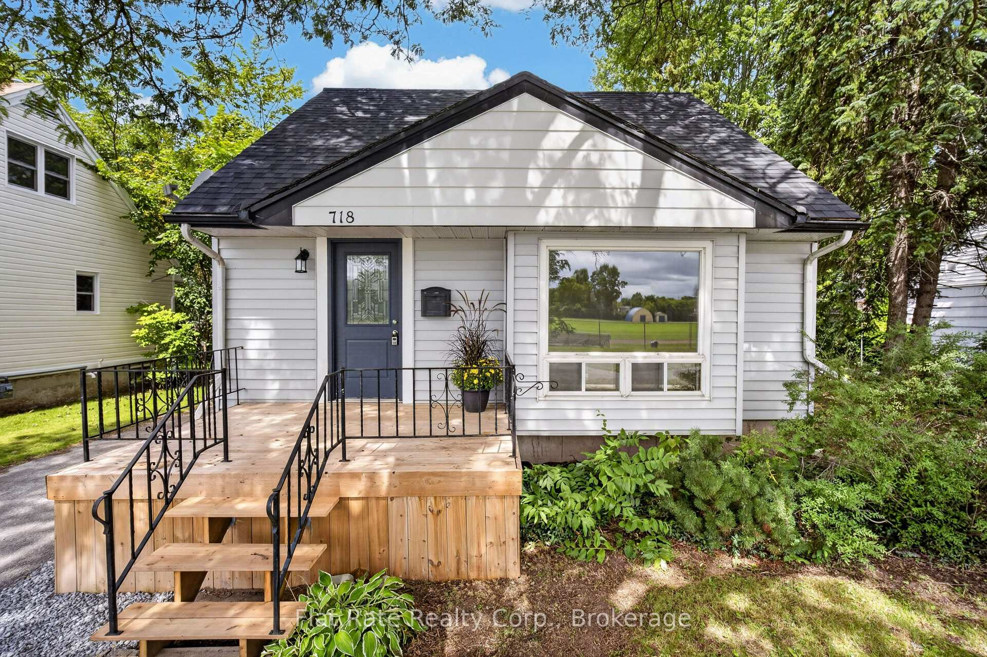 Photo 2 of 718 Gillespie Avenue, Peterborough, Otonabee Ward 1 — HOMEH