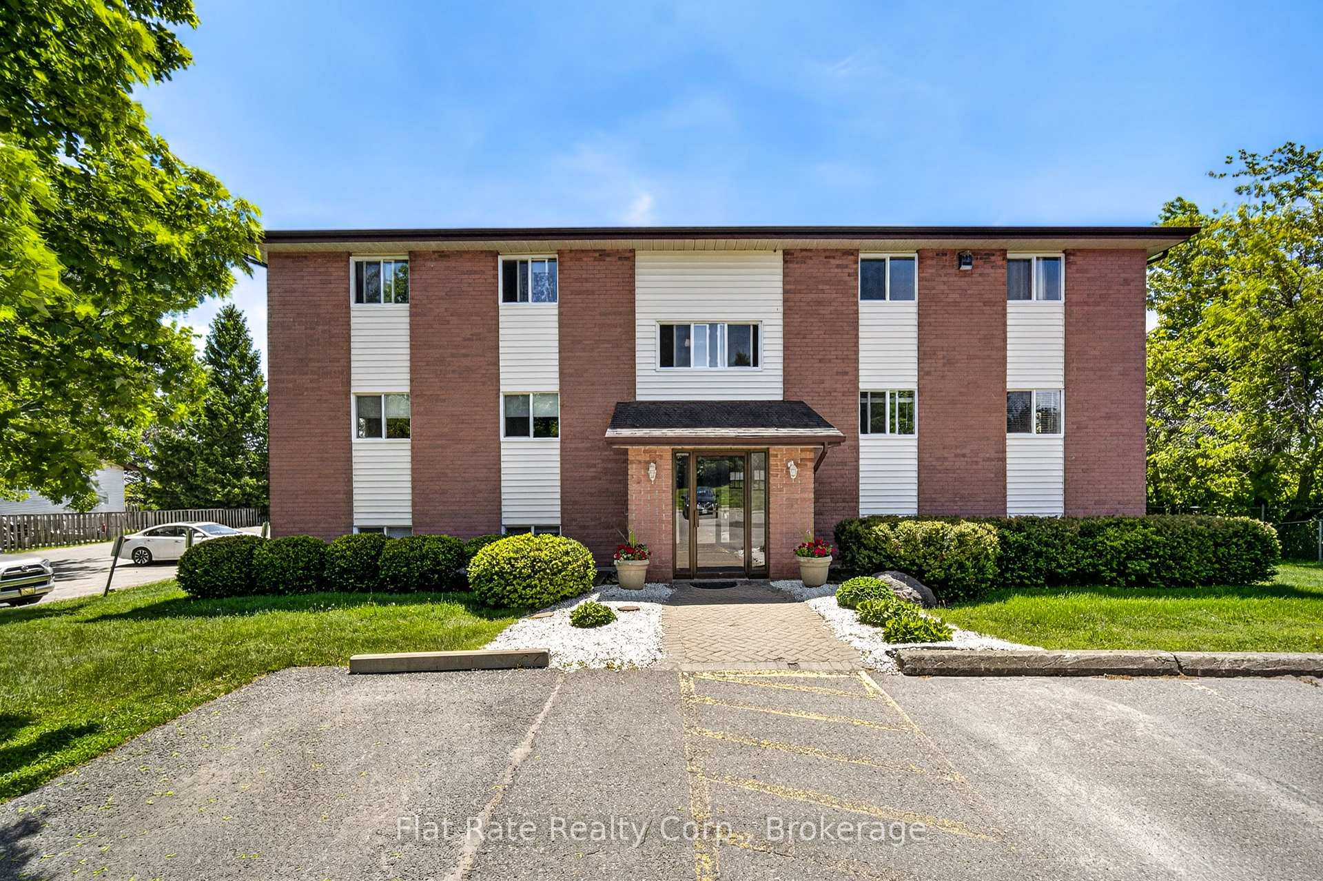 Photo 2 of Unit 101, 1429 Clearview Drive, Peterborough, Monaghan Ward 2 — HOMEH