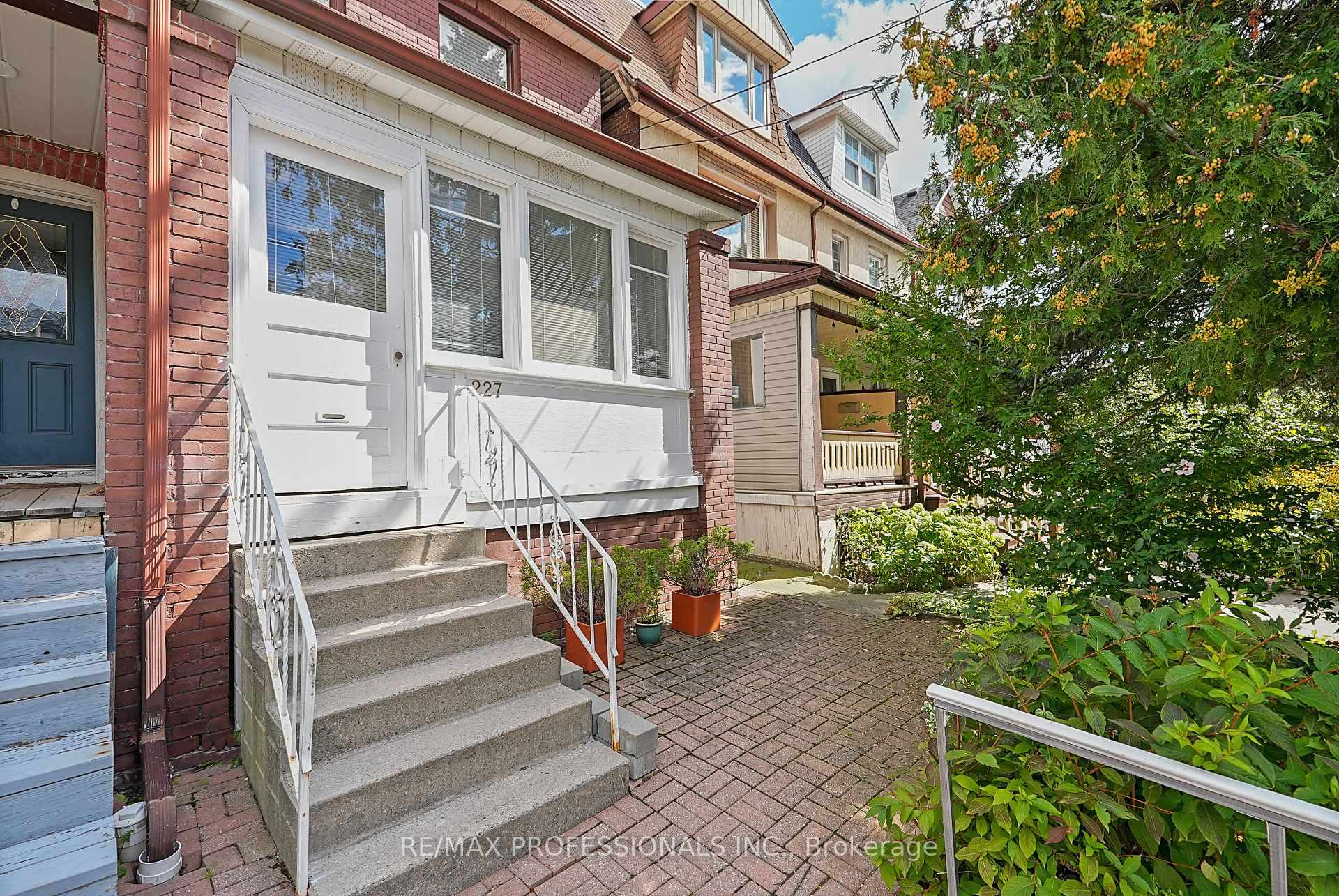 Photo 2 of 227 Montrose Avenue, Toronto, Palmerston-Little Italy — HOMEH