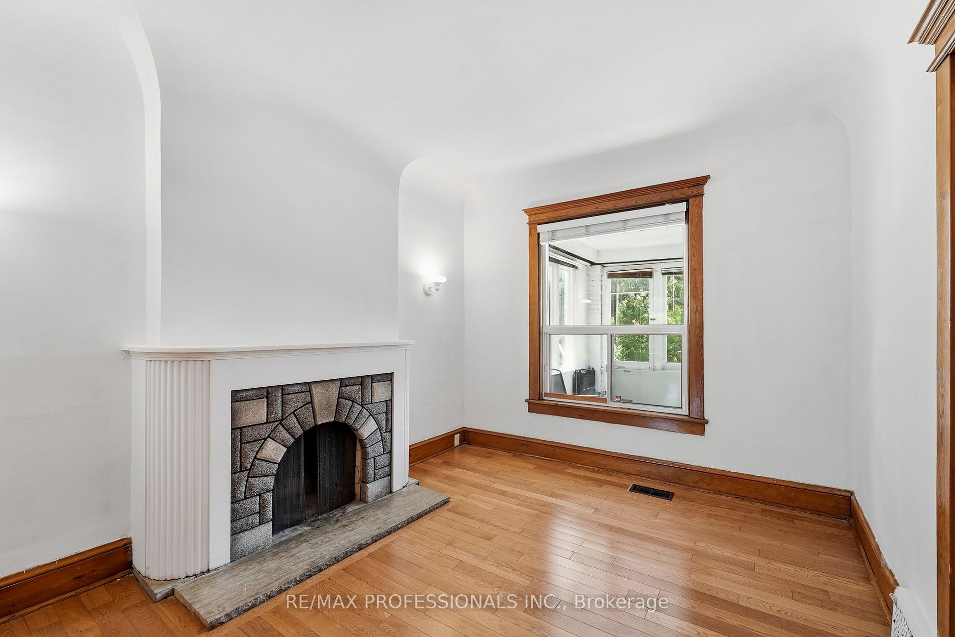 Photo 8 of 227 Montrose Avenue, Toronto, Palmerston-Little Italy — HOMEH