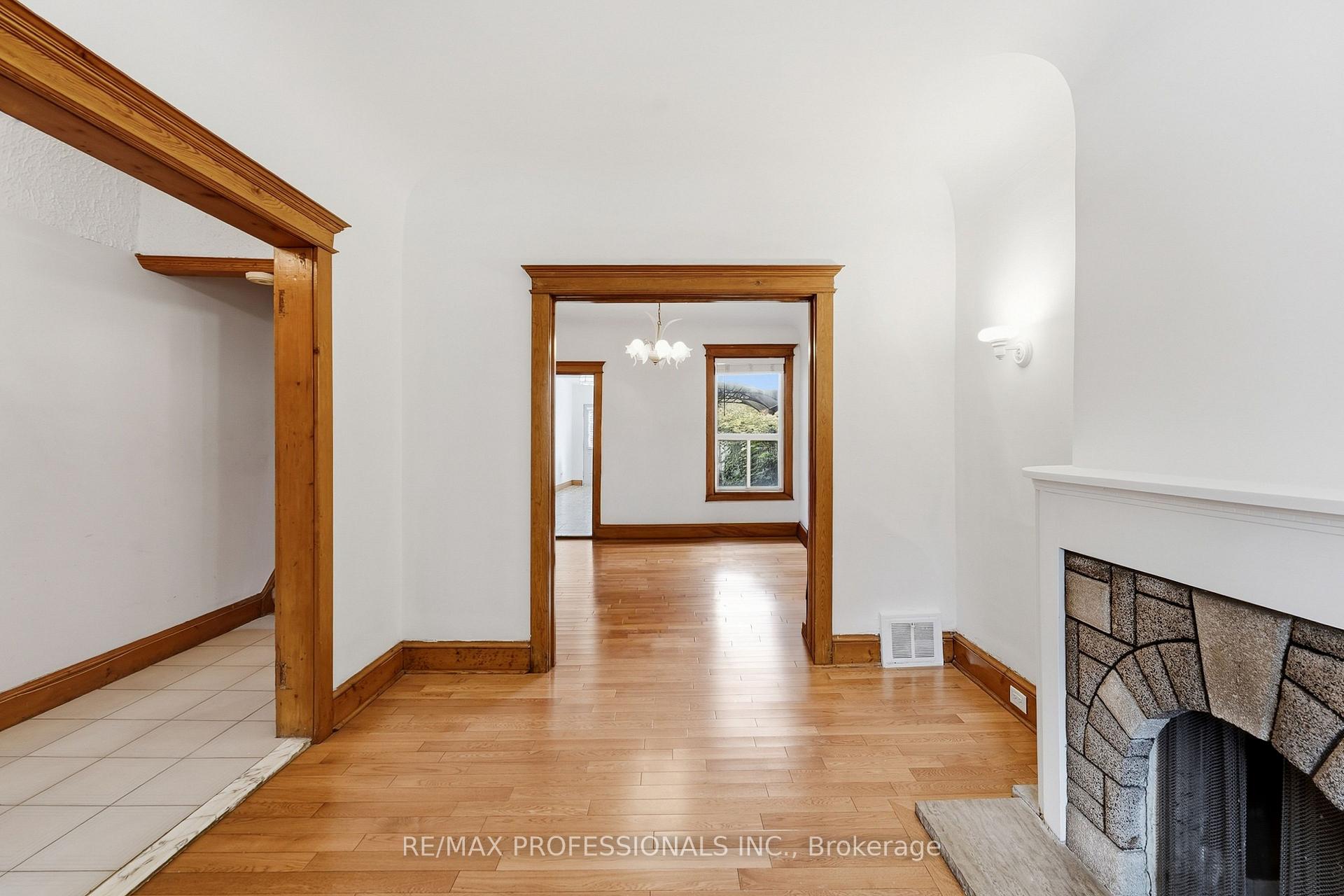 Photo 11 of 227 Montrose Avenue, Toronto, Palmerston-Little Italy — HOMEH
