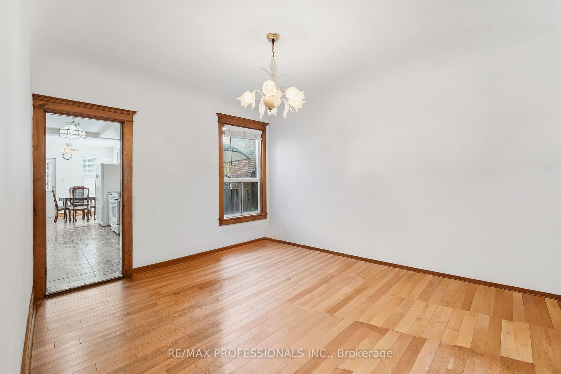 Photo 13 of 227 Montrose Avenue, Toronto, Palmerston-Little Italy — HOMEH