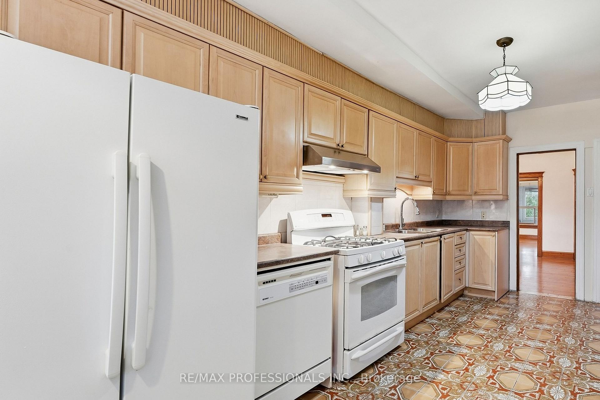 Photo 16 of 227 Montrose Avenue, Toronto, Palmerston-Little Italy — HOMEH
