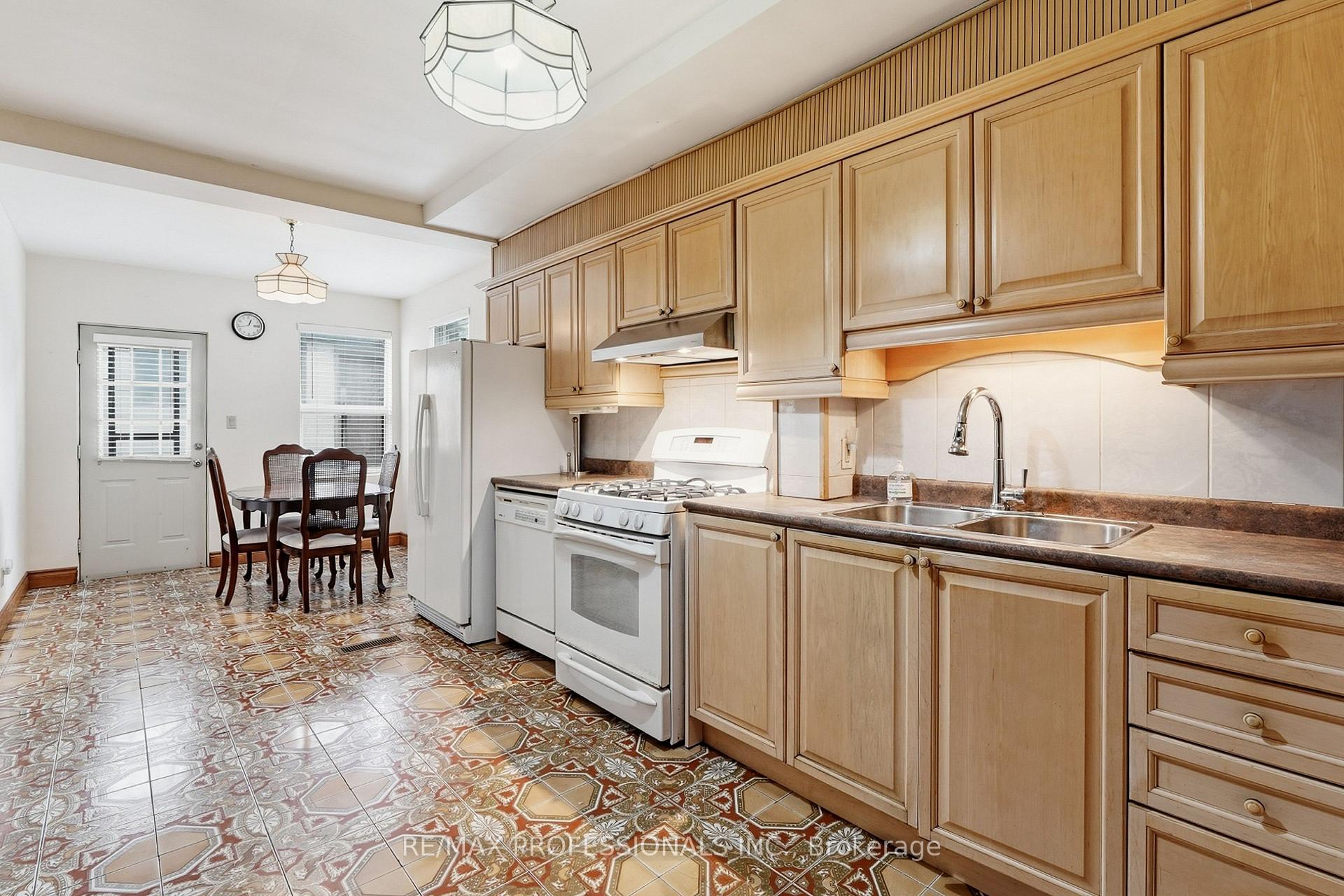 Photo 17 of 227 Montrose Avenue, Toronto, Palmerston-Little Italy — HOMEH