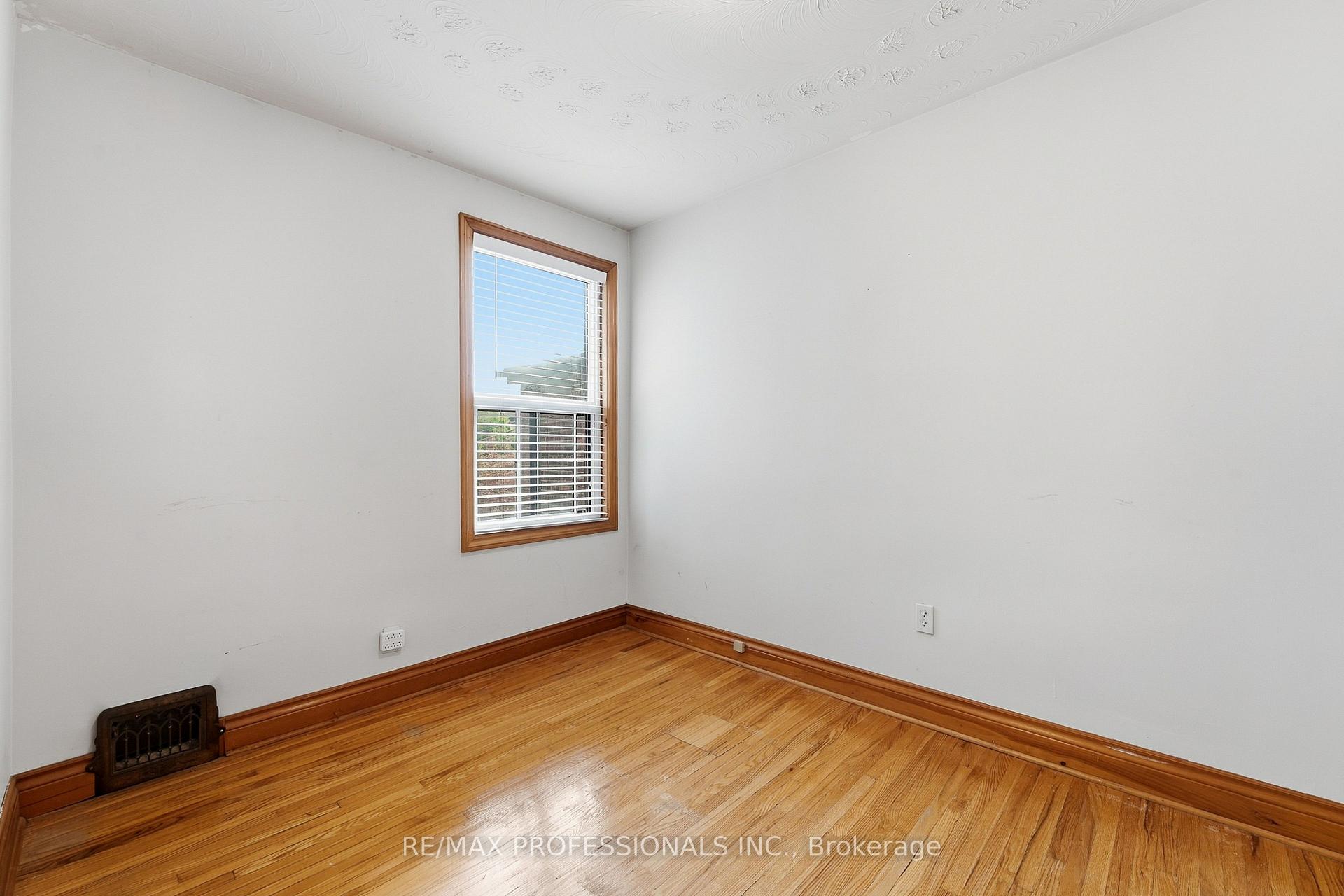 Photo 27 of 227 Montrose Avenue, Toronto, Palmerston-Little Italy — HOMEH