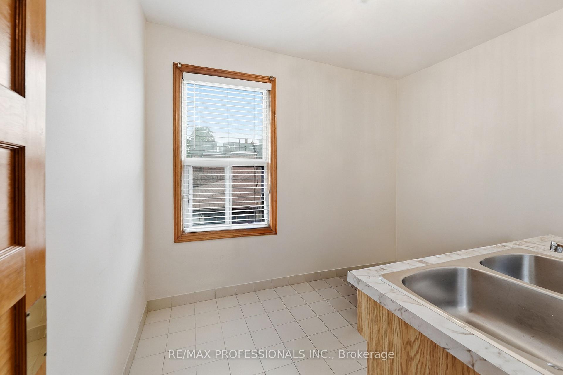 Photo 32 of 227 Montrose Avenue, Toronto, Palmerston-Little Italy — HOMEH