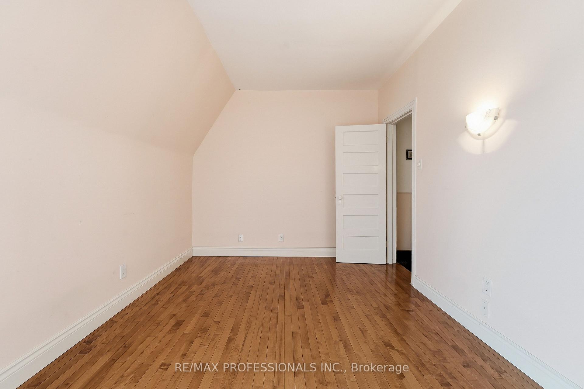 Photo 35 of 227 Montrose Avenue, Toronto, Palmerston-Little Italy — HOMEH