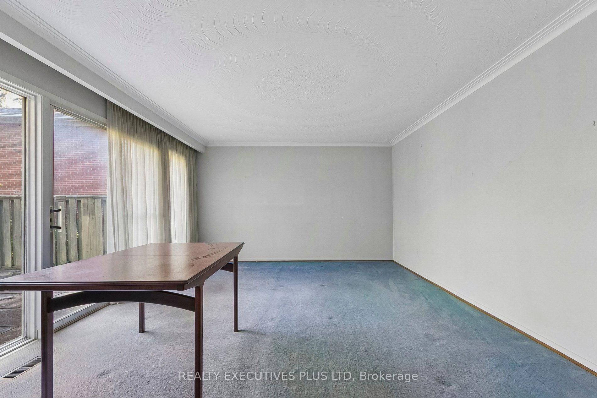 Photo 11 of 12 Mandel Crescent, North York, Bayview Woods-Steeles — HOMEH