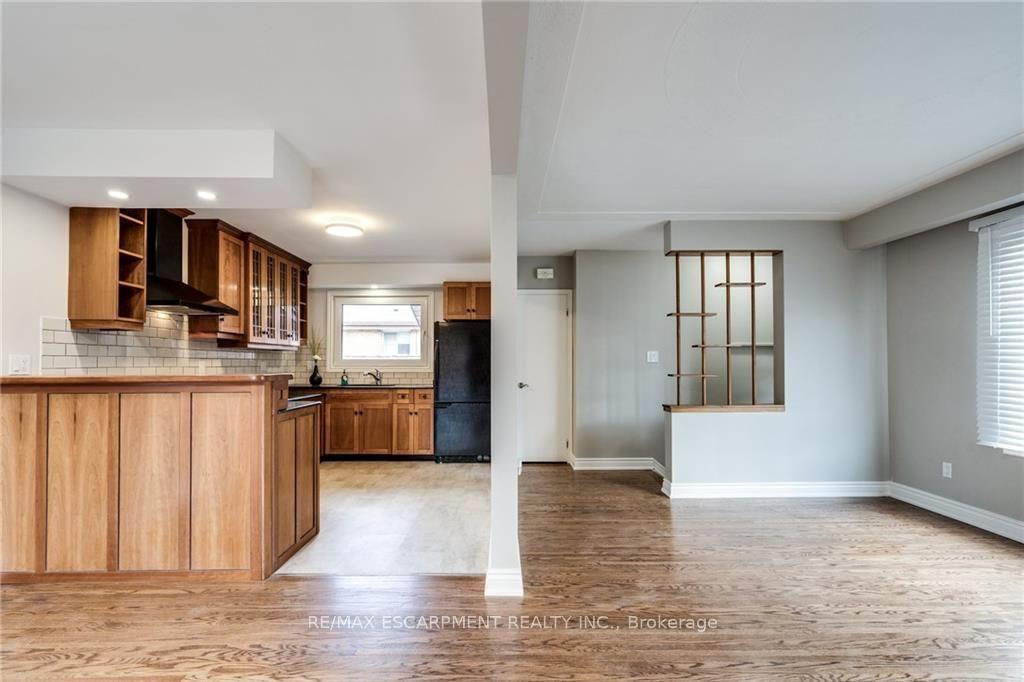 Photo 4 of 116 Mohawk Road W, Hamilton, Buchanan — HOMEH