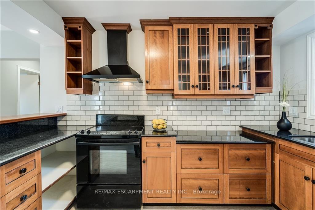 Photo 10 of 116 Mohawk Road W, Hamilton, Buchanan — HOMEH