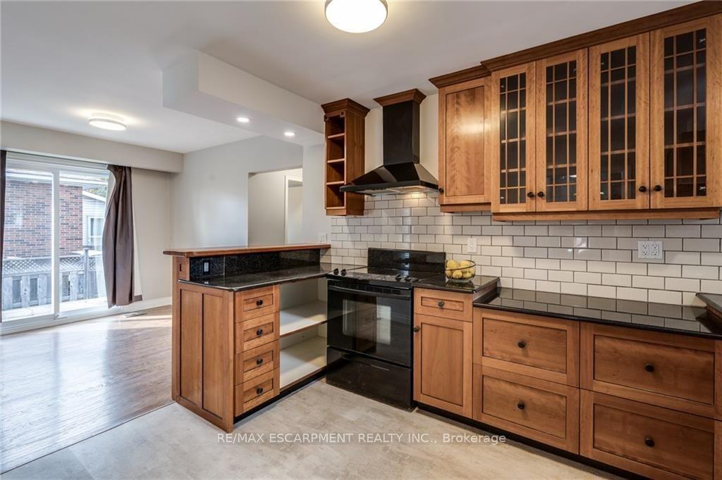 Photo 11 of 116 Mohawk Road W, Hamilton, Buchanan — HOMEH
