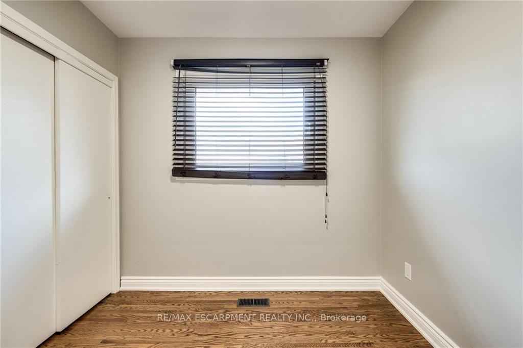 Photo 12 of 116 Mohawk Road W, Hamilton, Buchanan — HOMEH