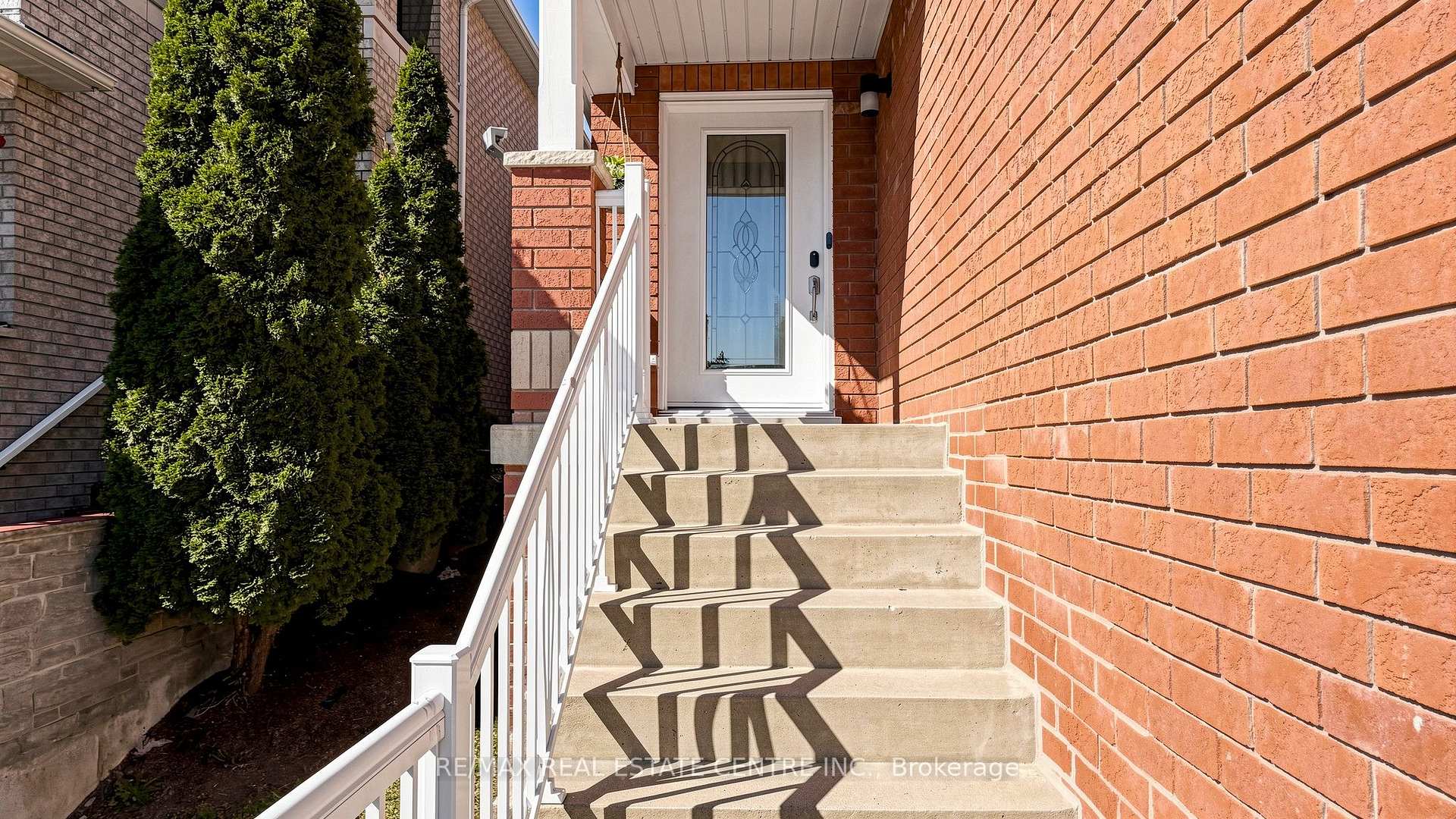 Photo 5 of 351 Wildgrass Road, Mississauga, Cooksville — HOMEH