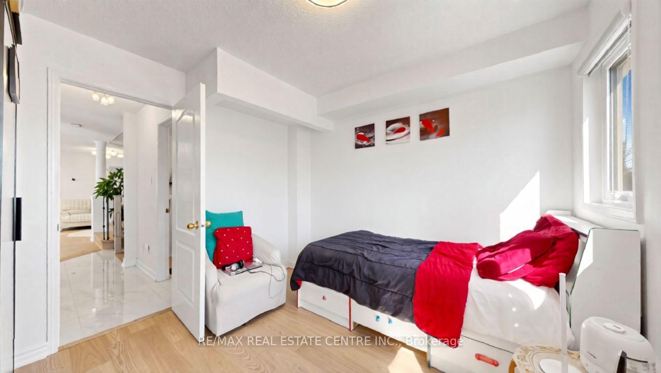 Photo 20 of 351 Wildgrass Road, Mississauga, Cooksville — HOMEH