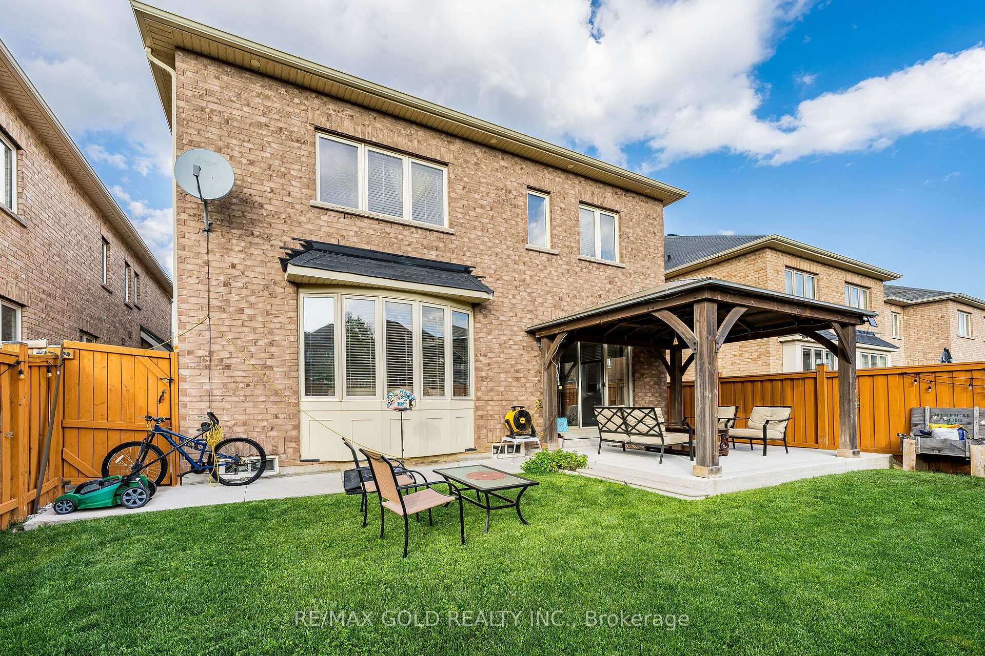 Photo 35 of 54 Orangeblossom Trail, Brampton, Credit Valley — HOMEH