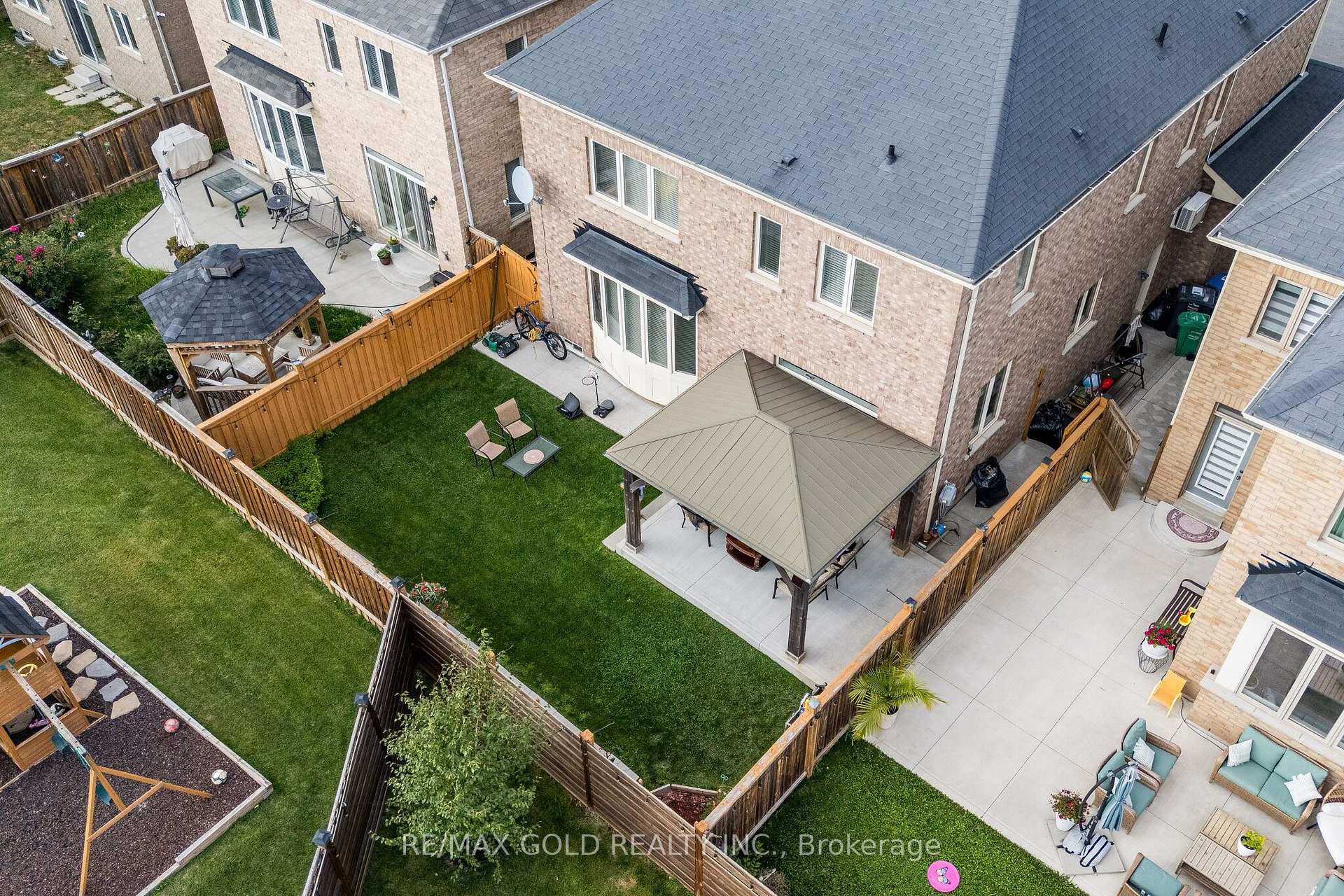 Photo 37 of 54 Orangeblossom Trail, Brampton, Credit Valley — HOMEH