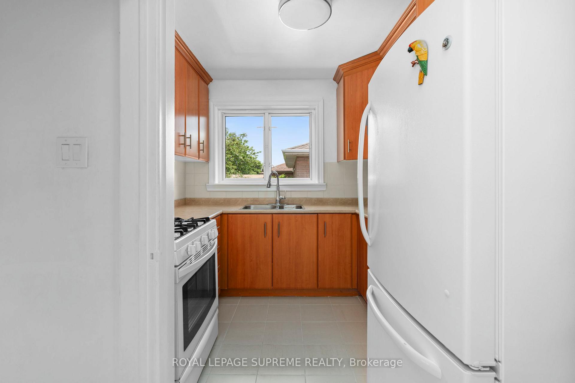 Photo 14 of 30 Benway Drive, Etobicoke, Rexdale-Kipling — HOMEH