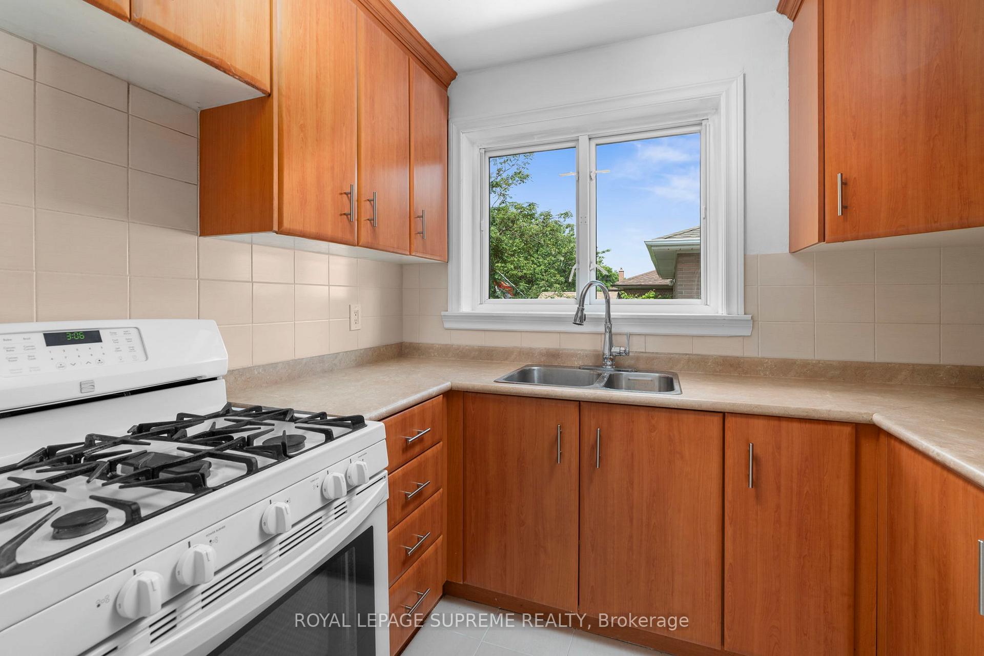Photo 15 of 30 Benway Drive, Etobicoke, Rexdale-Kipling — HOMEH