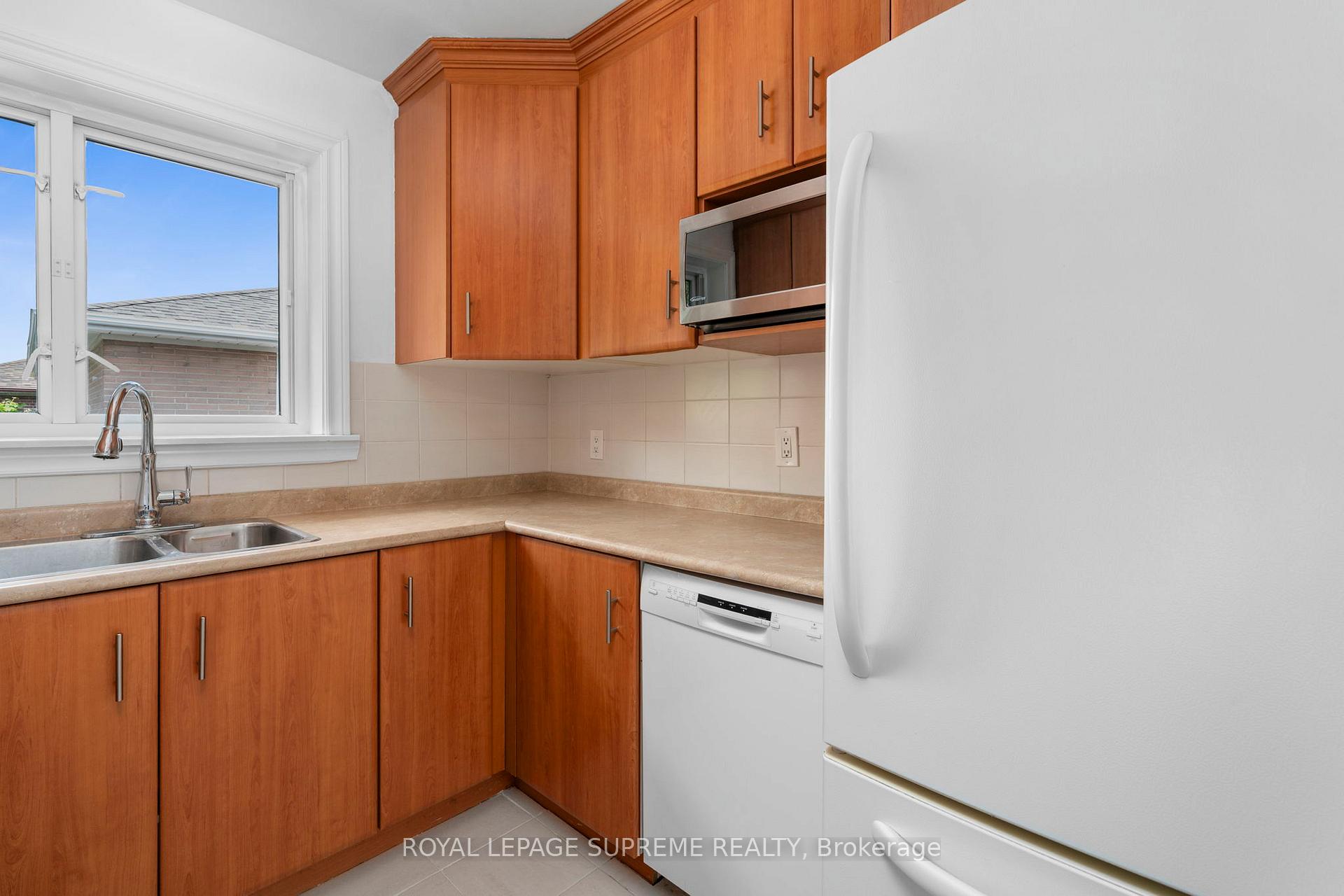 Photo 16 of 30 Benway Drive, Etobicoke, Rexdale-Kipling — HOMEH