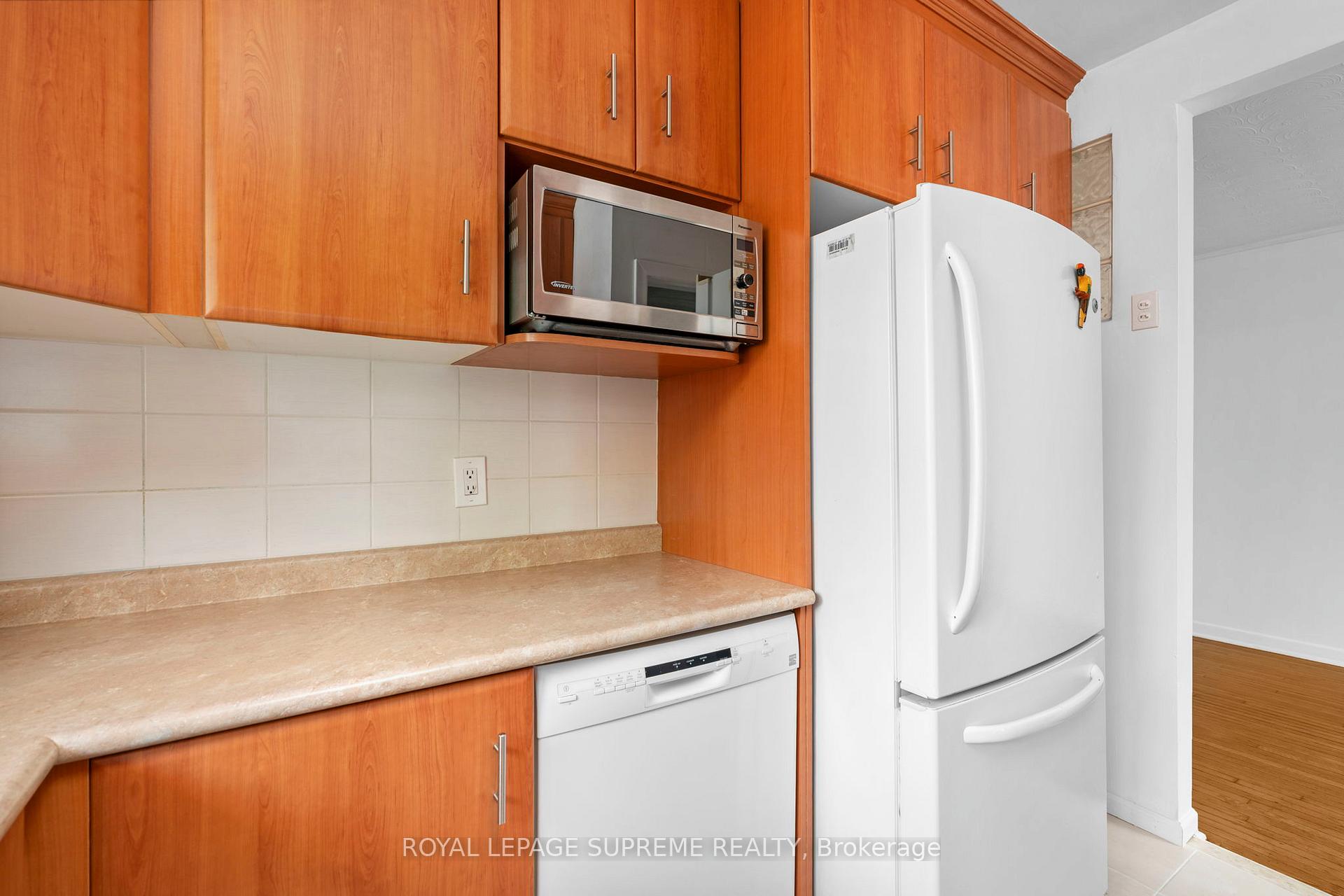 Photo 17 of 30 Benway Drive, Etobicoke, Rexdale-Kipling — HOMEH