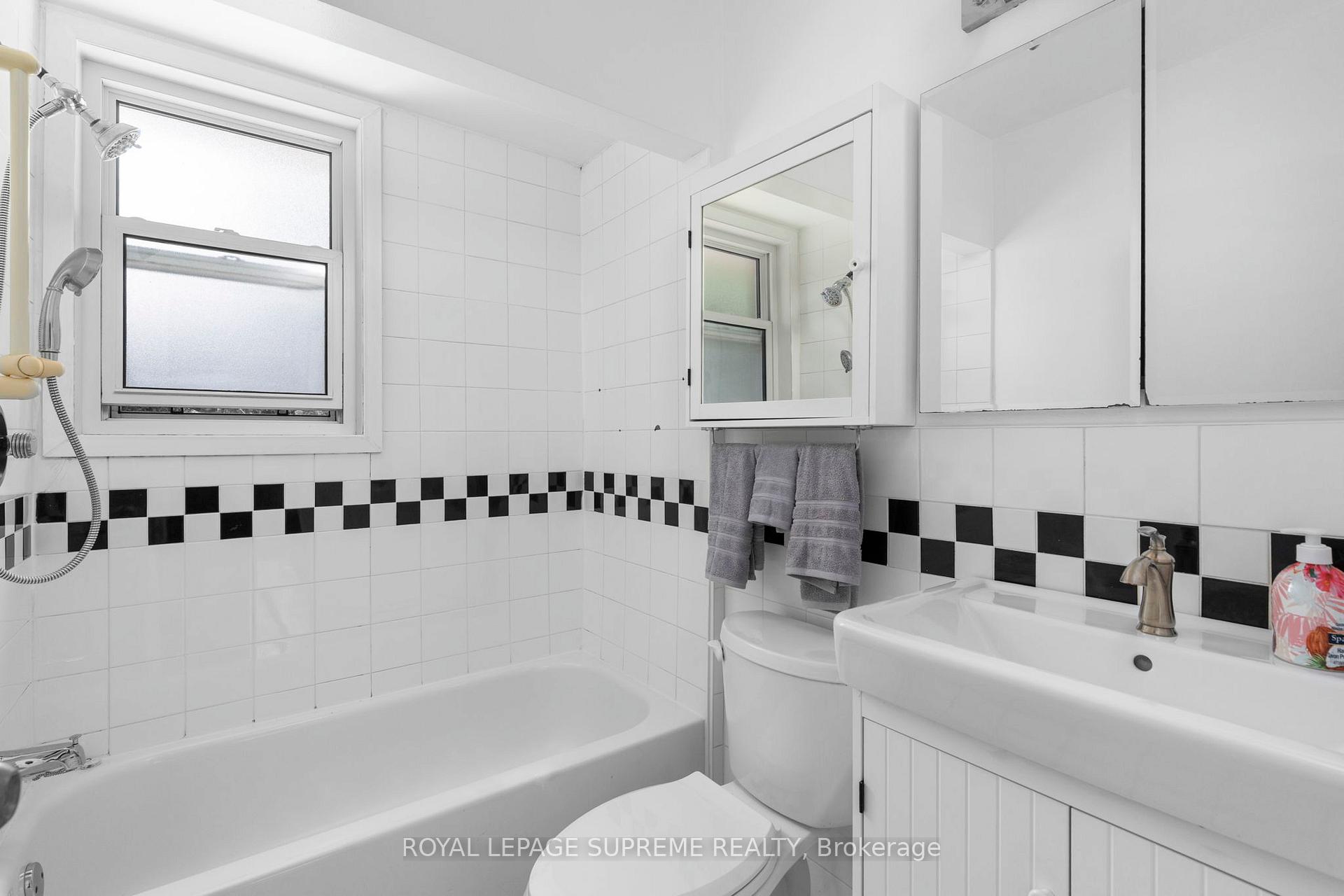 Photo 25 of 30 Benway Drive, Etobicoke, Rexdale-Kipling — HOMEH