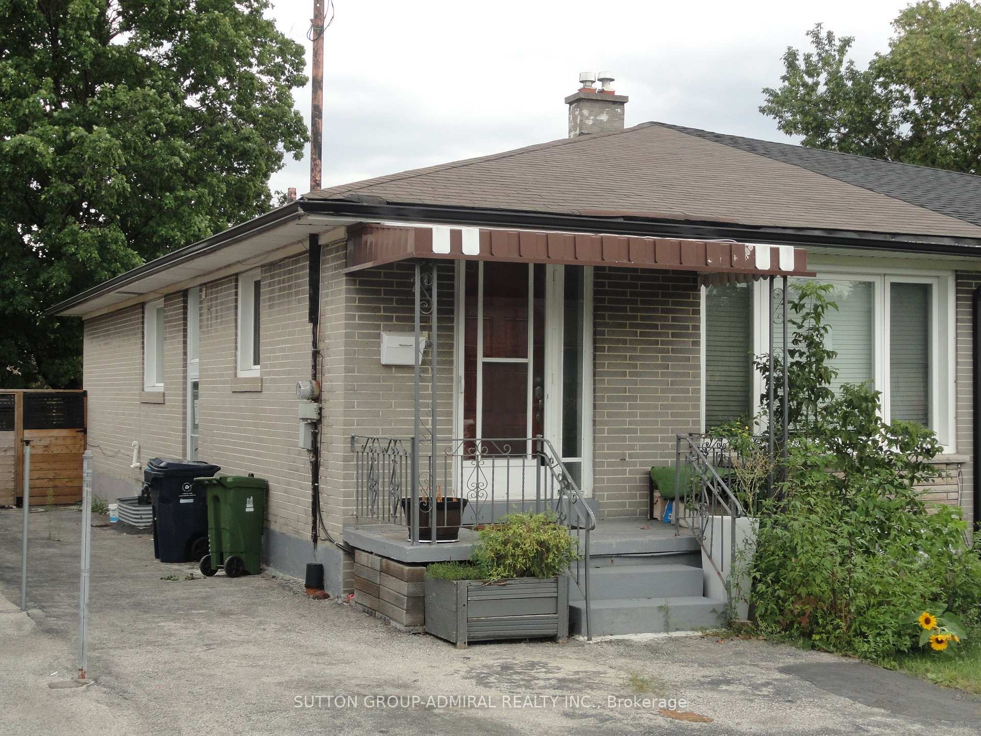 Photo 2 of 23 Chalkfarm Dr, North York, Downsview-Roding-CFB — HOMEH