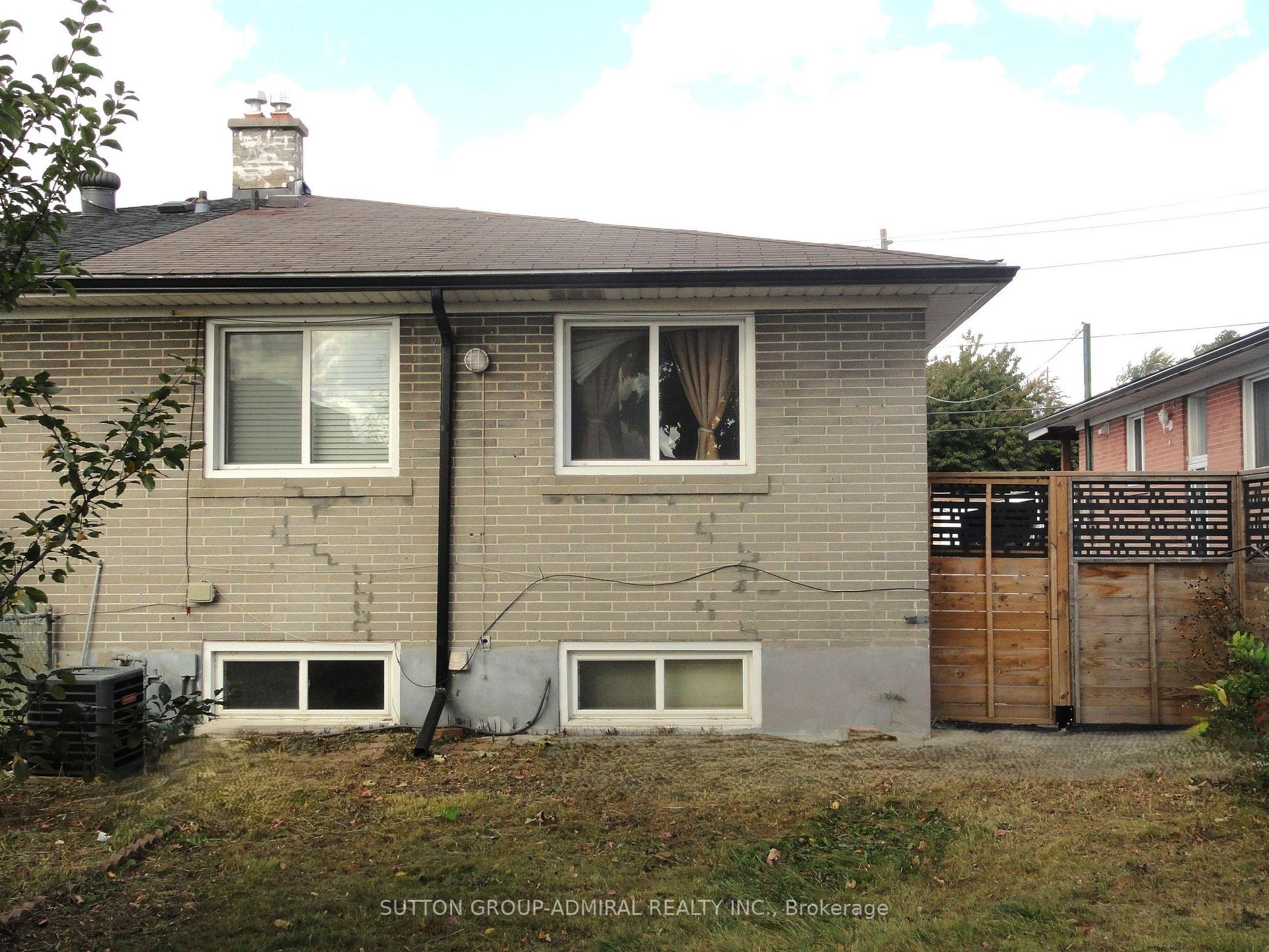 Photo 3 of 23 Chalkfarm Dr, North York, Downsview-Roding-CFB — HOMEH