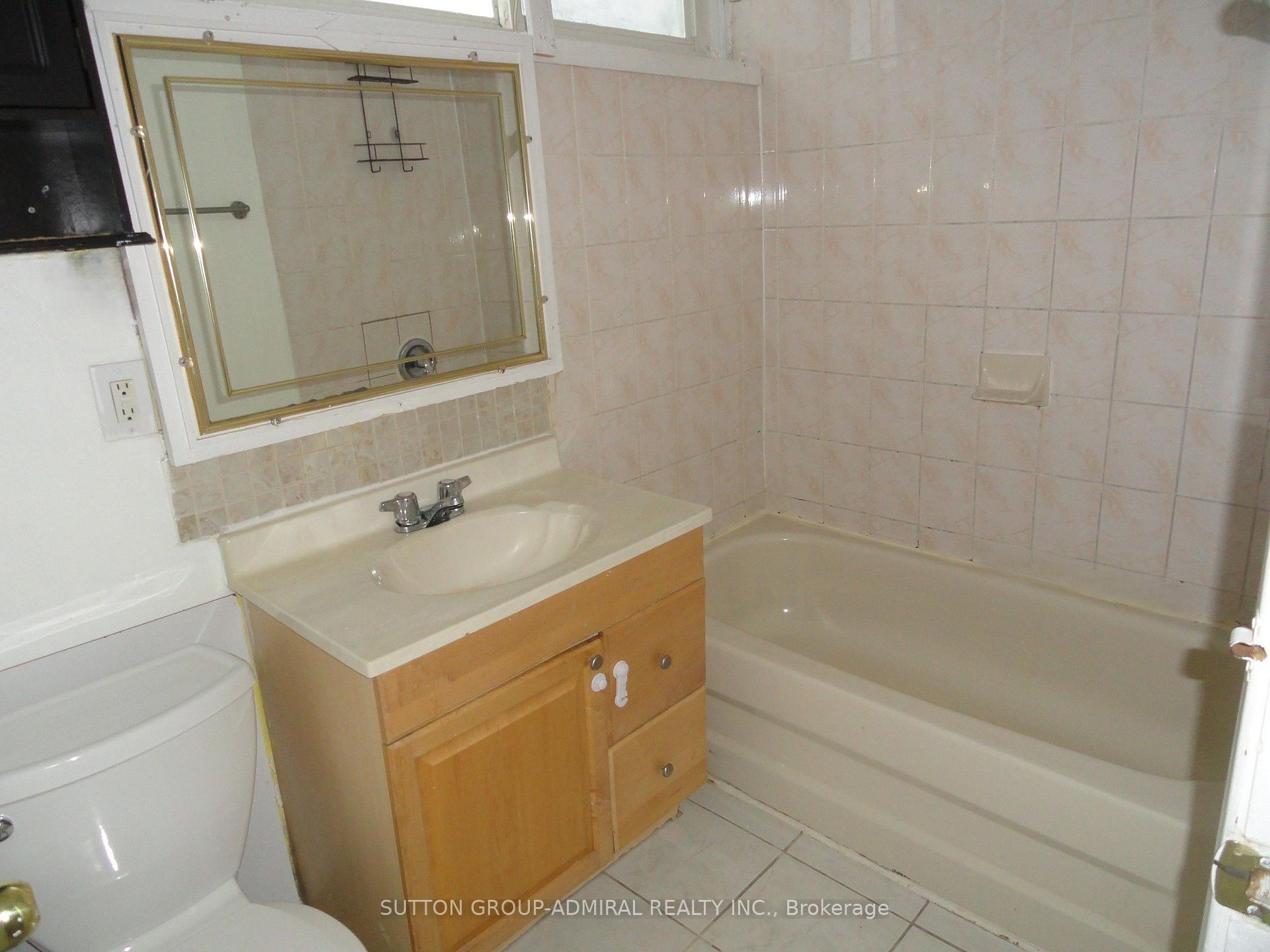 Photo 11 of 23 Chalkfarm Dr, North York, Downsview-Roding-CFB — HOMEH