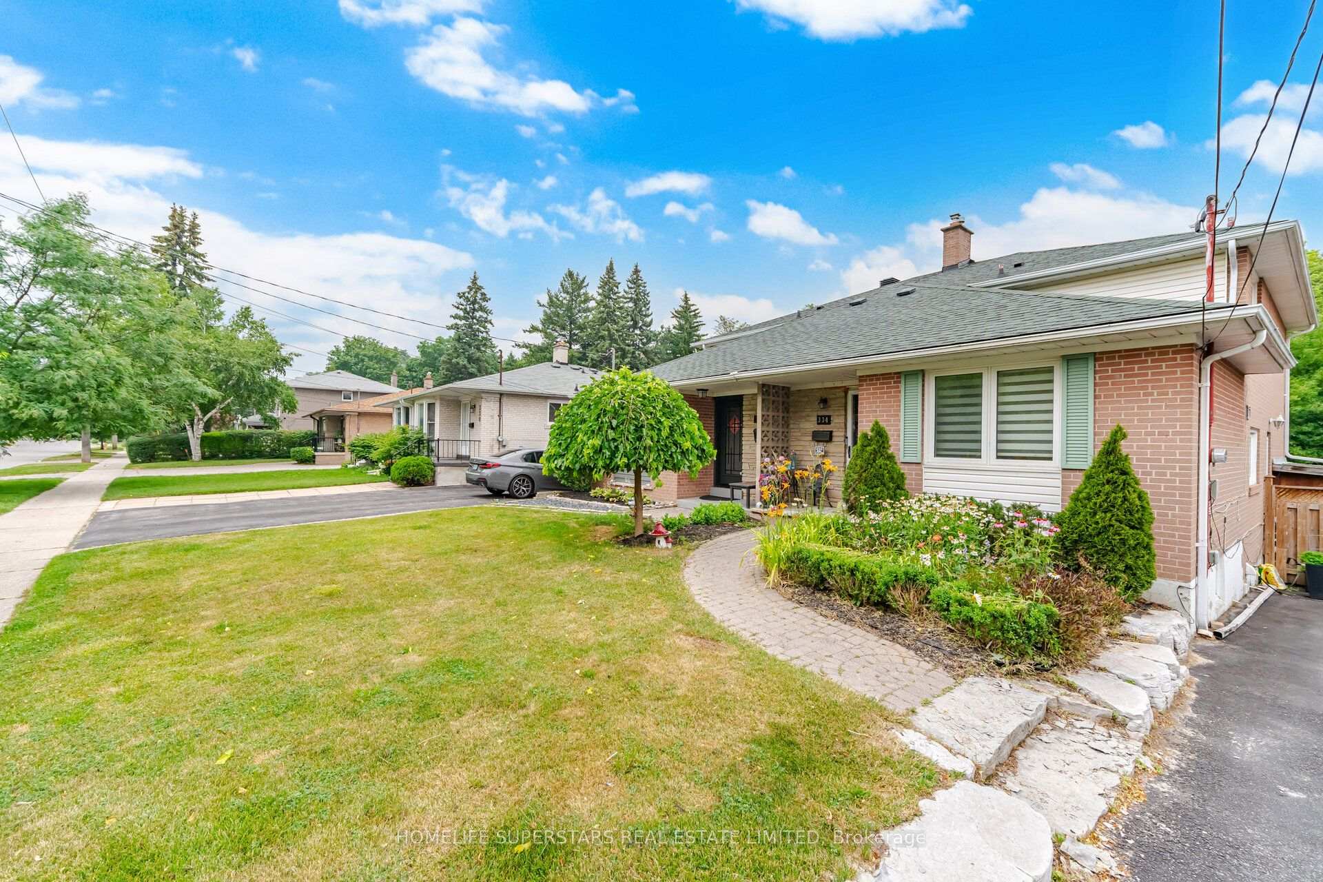 Photo 2 of 334 Woodsworth Road, North York, St. Andrew-Windfields — HOMEH
