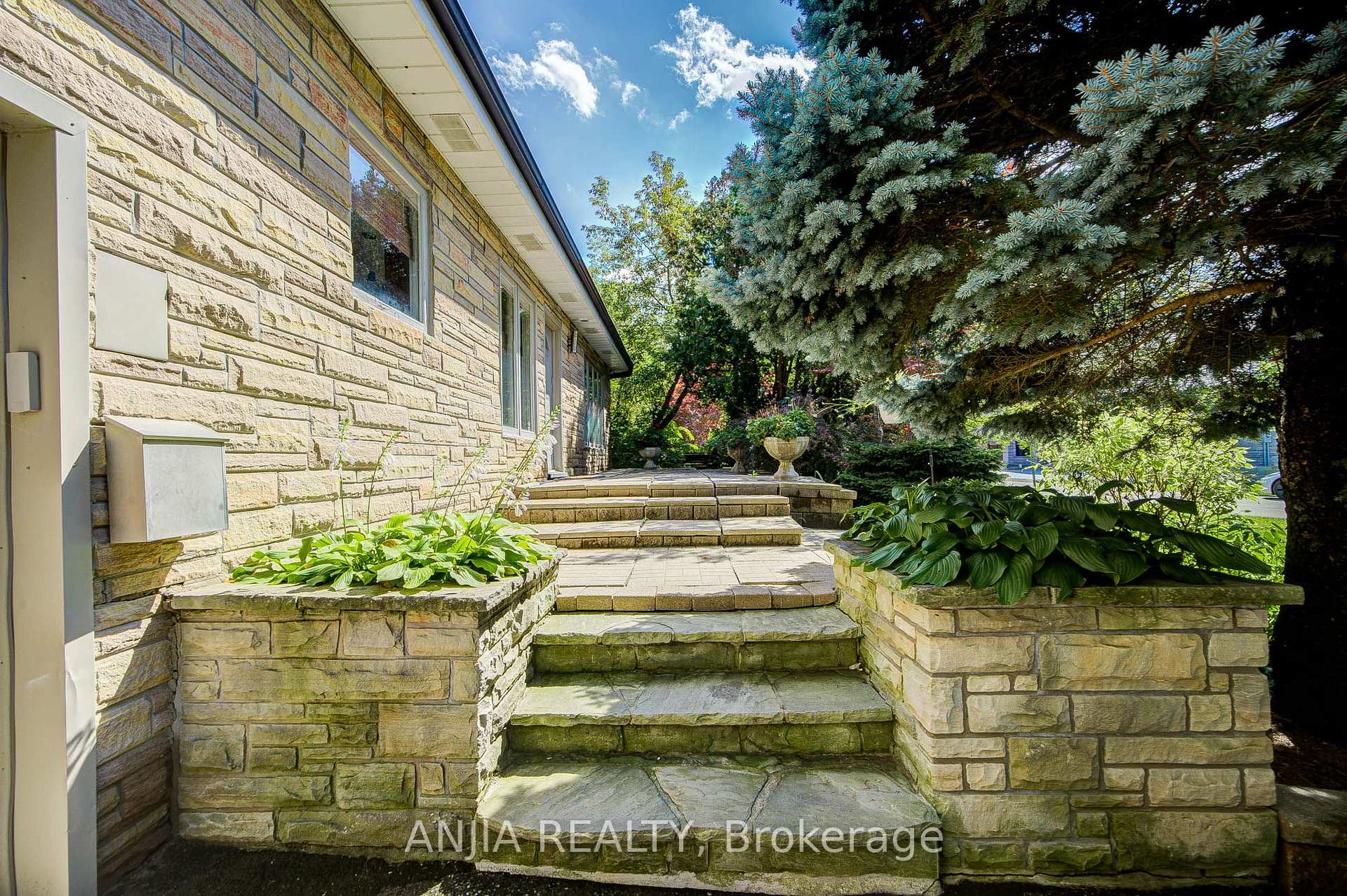 Photo 2 of 21 Princess Street, Markham, Vinegar Hill — HOMEH
