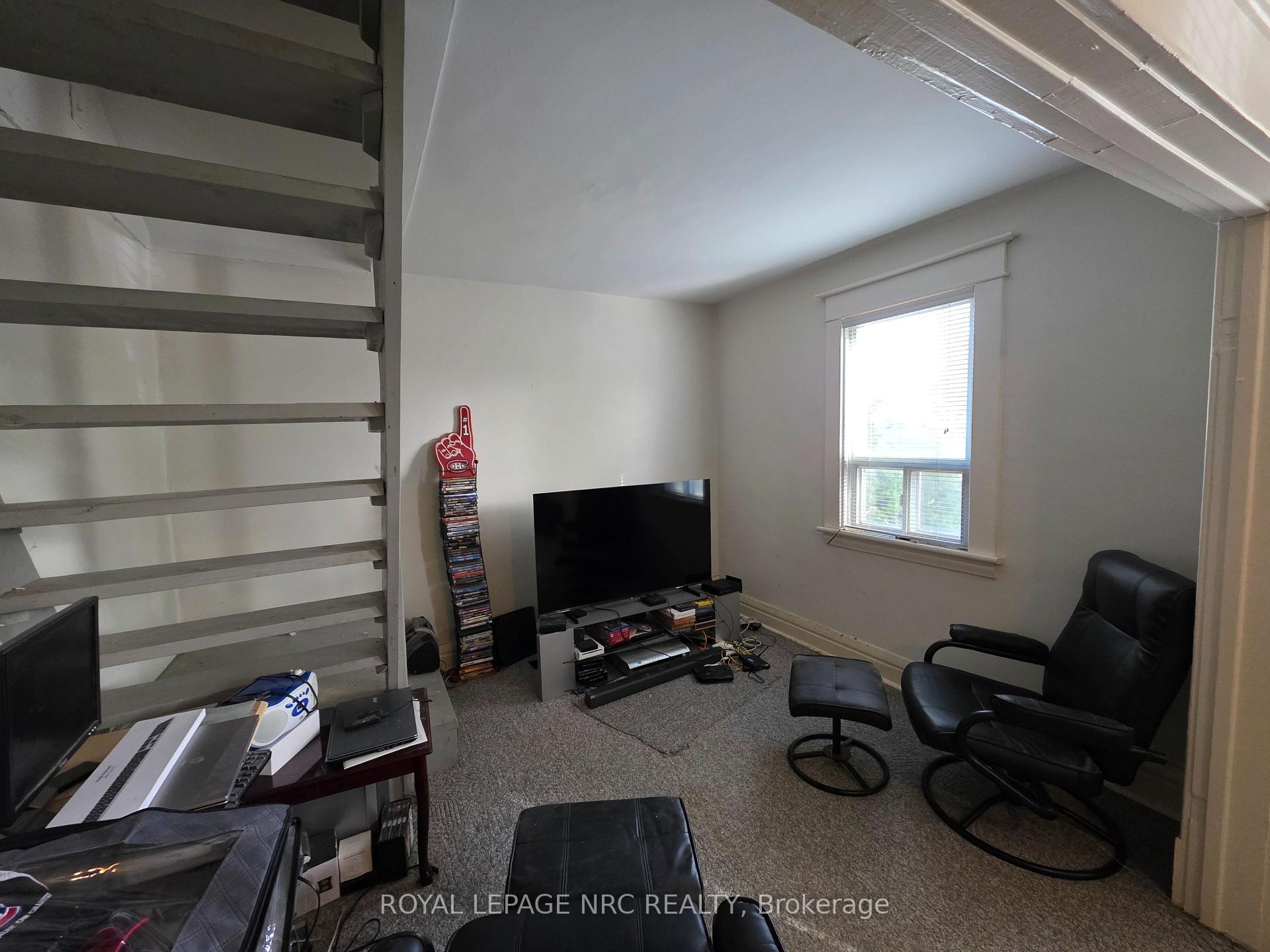 Photo 8 of 39 Manchester Avenue, St. Catharines, Haig — HOMEH