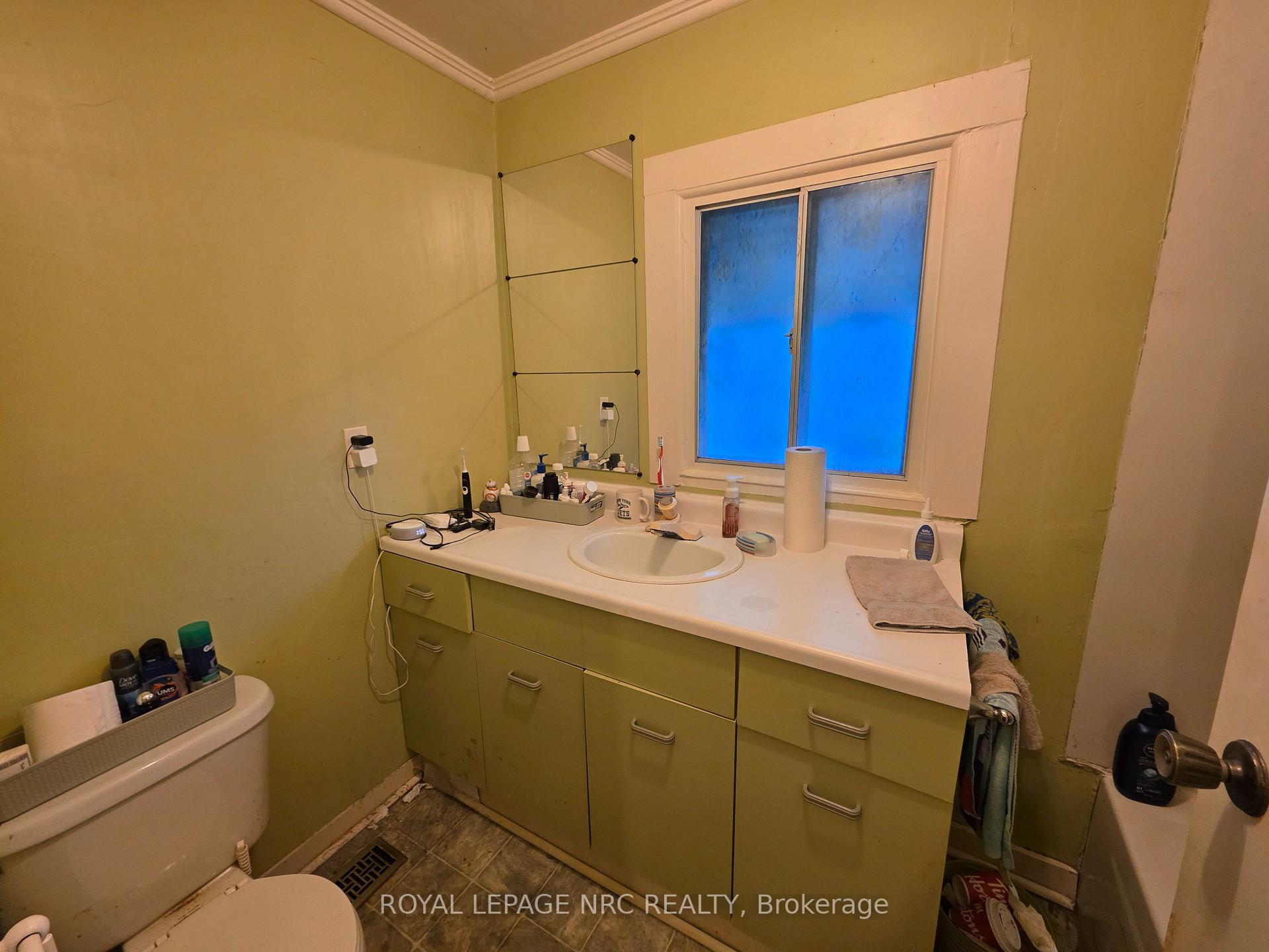 Photo 12 of 39 Manchester Avenue, St. Catharines, Haig — HOMEH