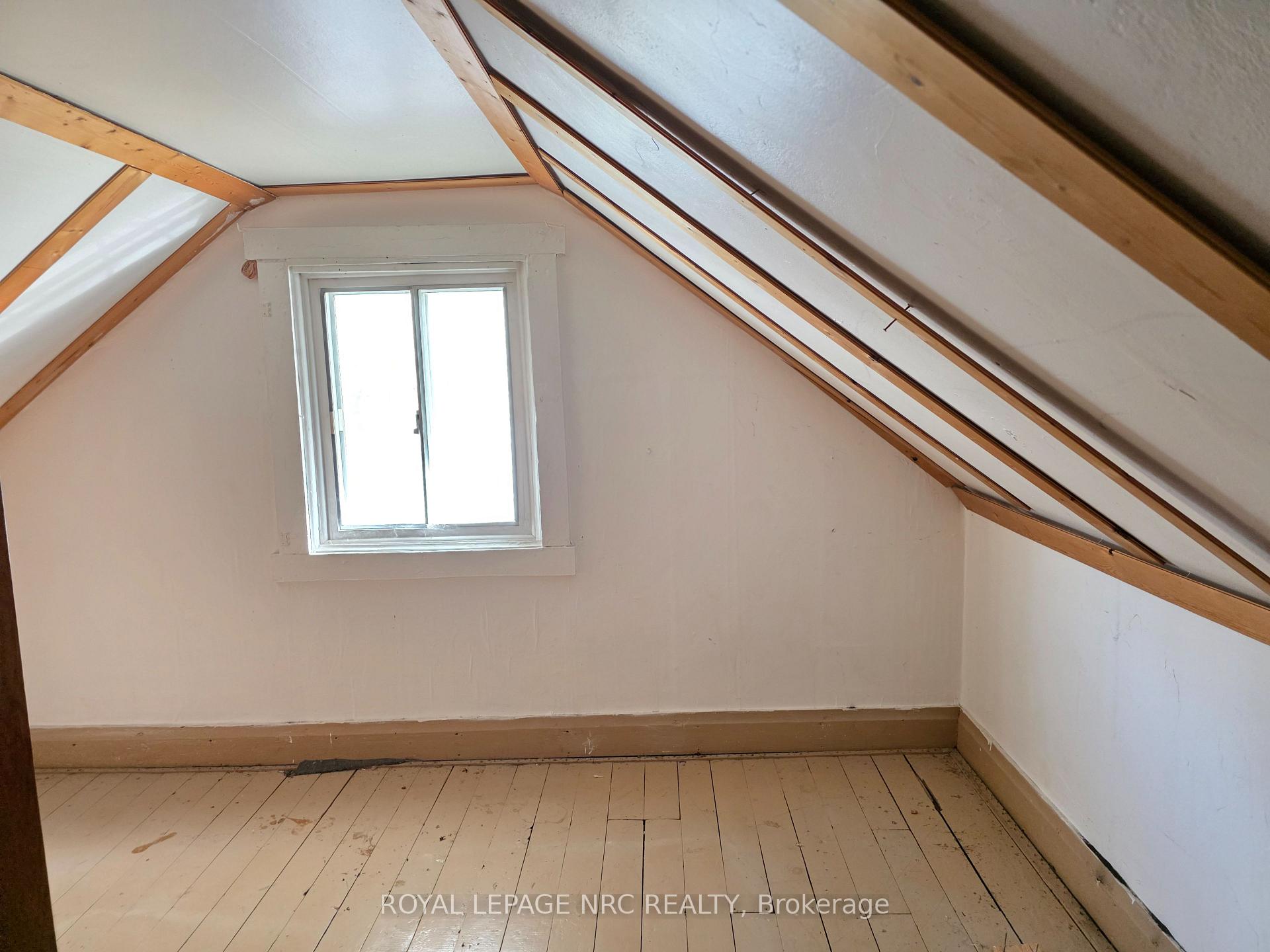 Photo 18 of 39 Manchester Avenue, St. Catharines, Haig — HOMEH