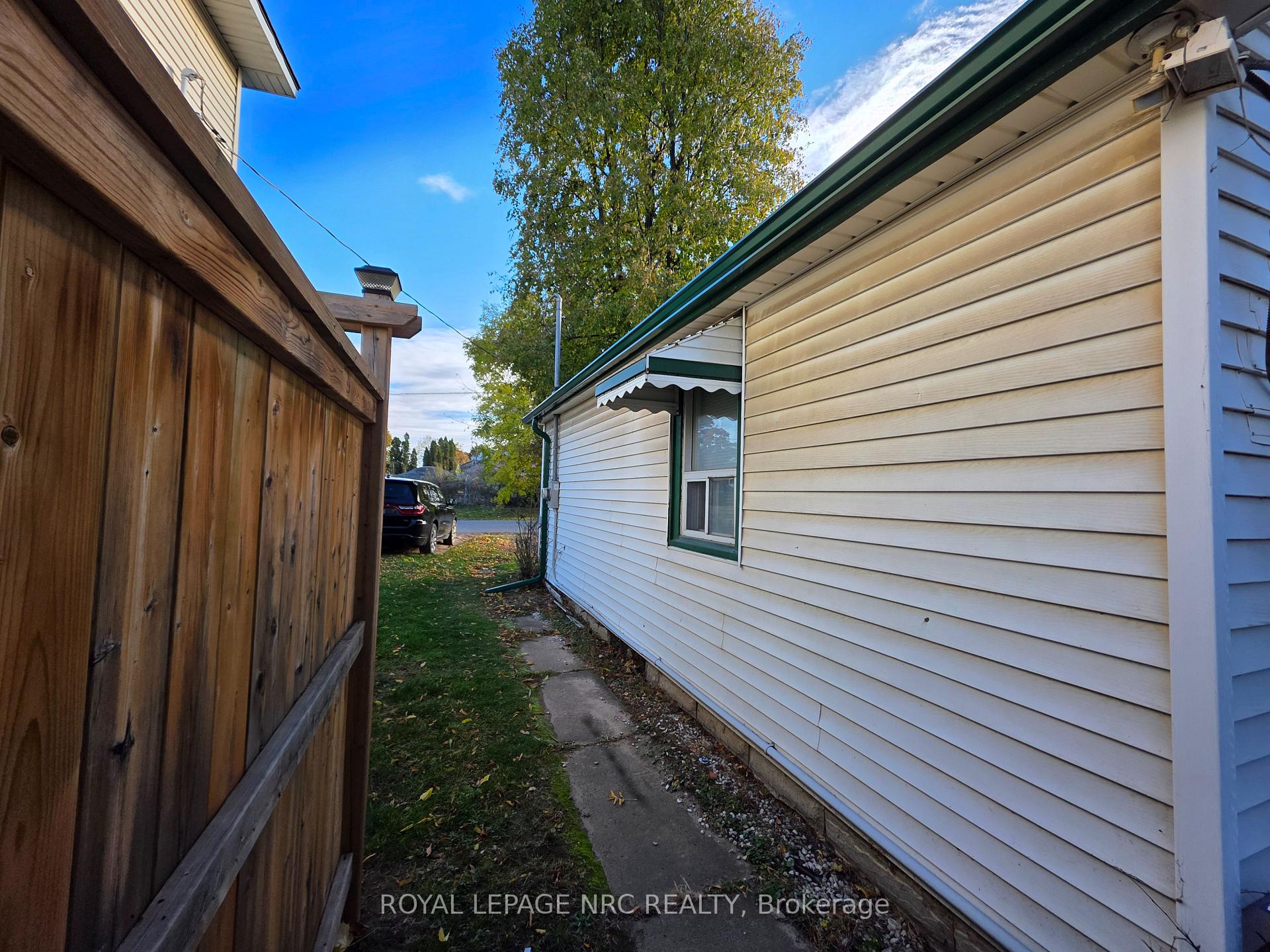 Photo 24 of 39 Manchester Avenue, St. Catharines, Haig — HOMEH