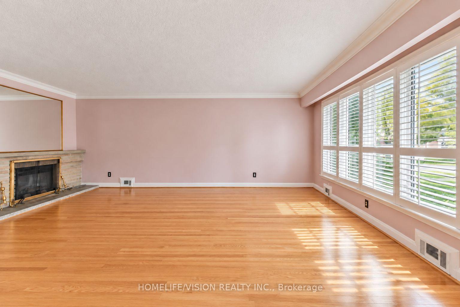 Photo 10 of 11 Larstone Avenue, Etobicoke, Stonegate-Queensway — HOMEH