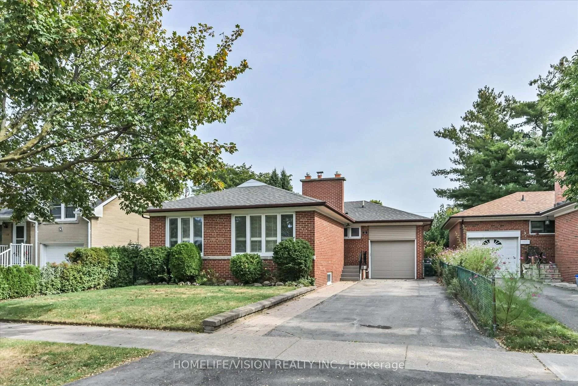 Photo 6 of 11 Larstone Avenue, Etobicoke, Stonegate-Queensway — HOMEH