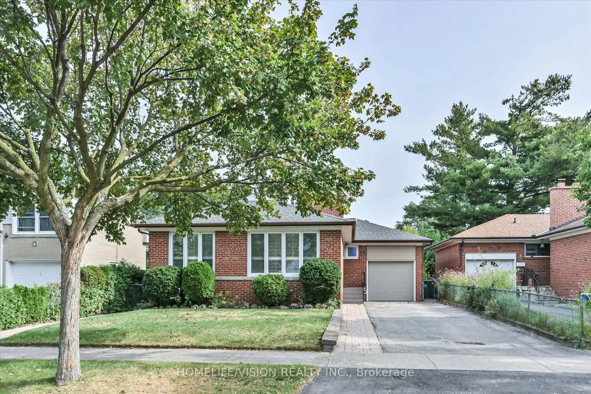 Photo 7 of 11 Larstone Avenue, Etobicoke, Stonegate-Queensway — HOMEH
