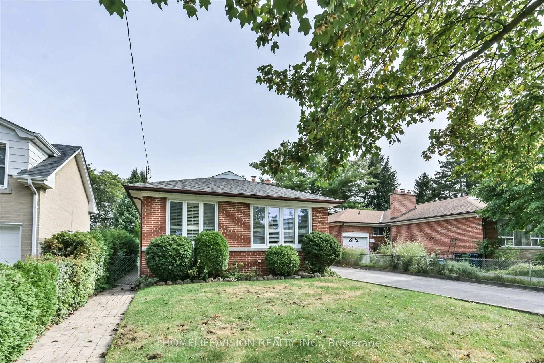 Photo 8 of 11 Larstone Avenue, Etobicoke, Stonegate-Queensway — HOMEH