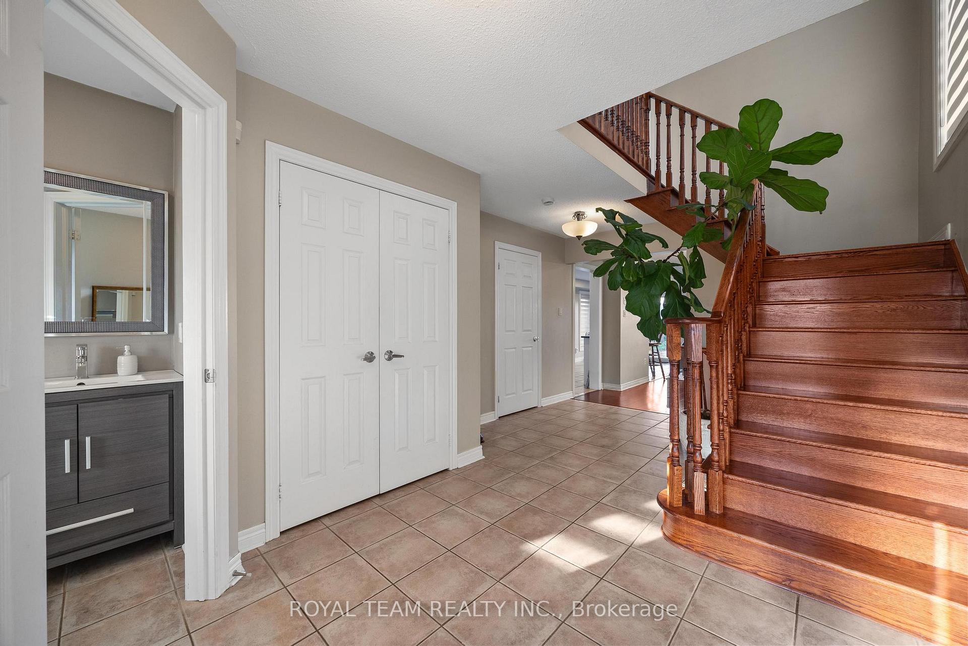 Photo 4 of 40 Emily Carr Crescent, Caledon, Bolton West — HOMEH