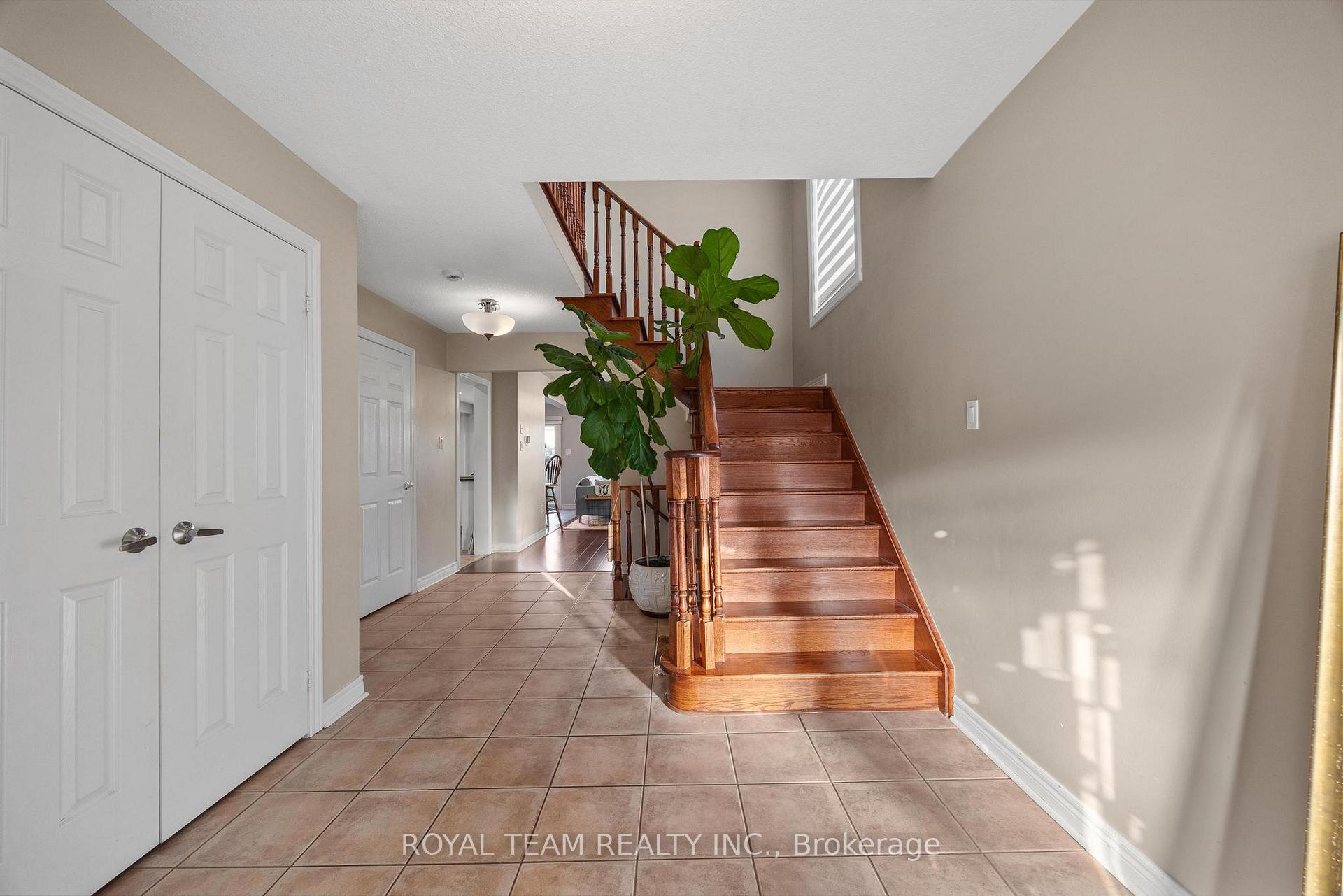 Photo 5 of 40 Emily Carr Crescent, Caledon, Bolton West — HOMEH