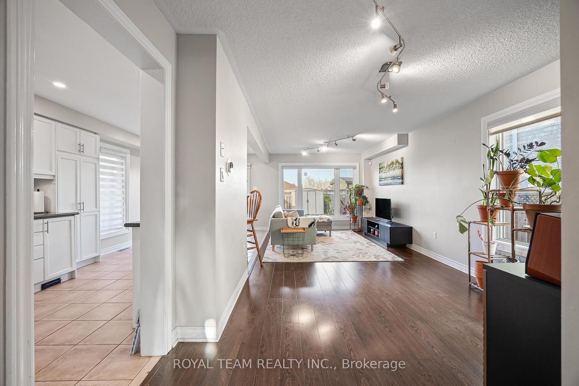 Photo 6 of 40 Emily Carr Crescent, Caledon, Bolton West — HOMEH