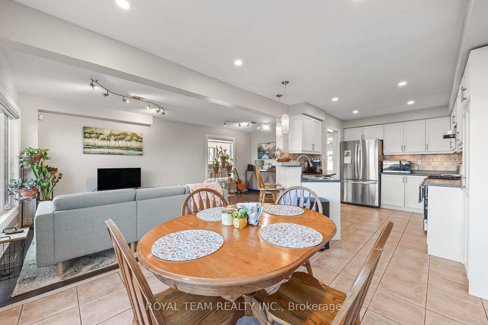 Photo 8 of 40 Emily Carr Crescent, Caledon, Bolton West — HOMEH