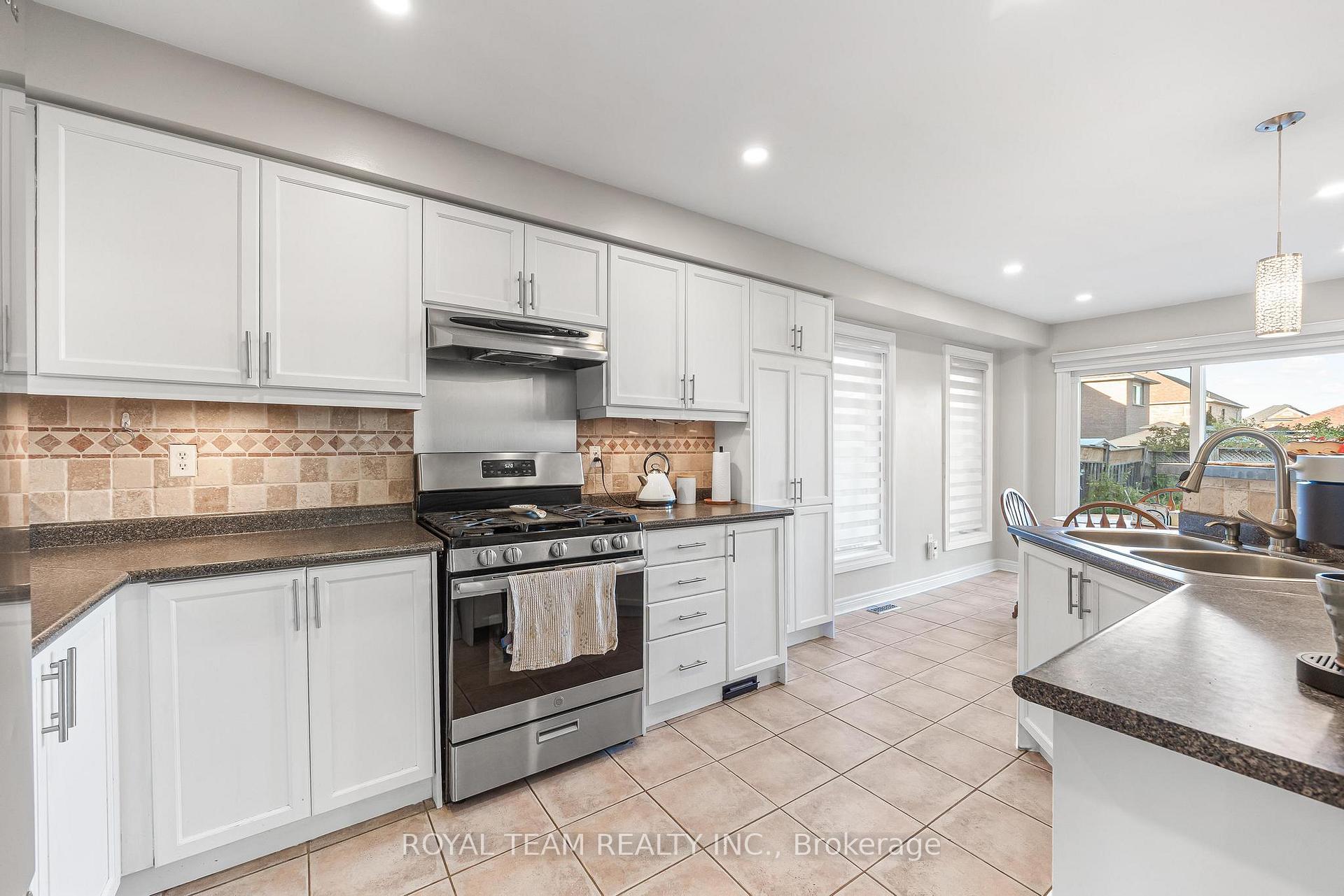 Photo 9 of 40 Emily Carr Crescent, Caledon, Bolton West — HOMEH
