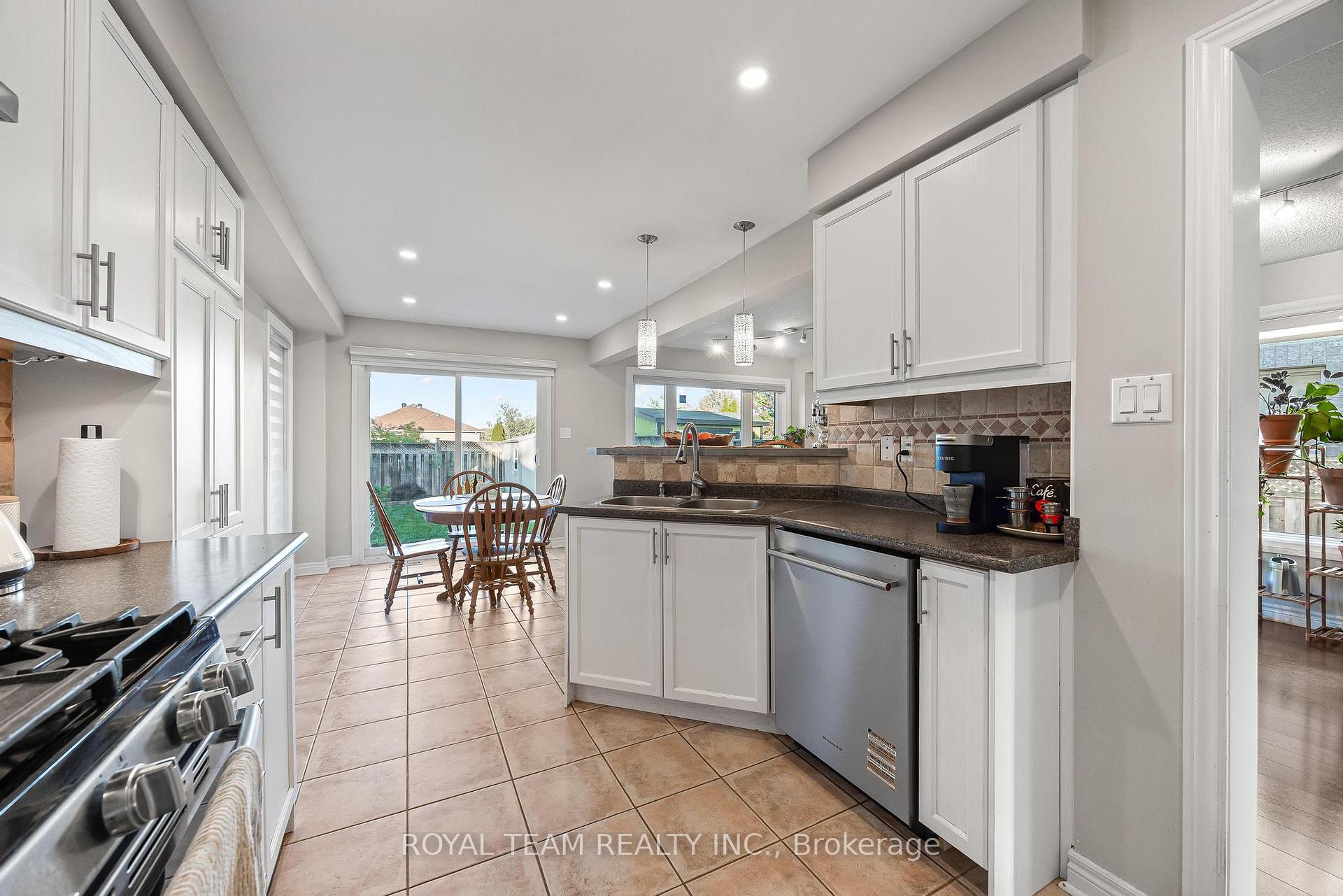 Photo 10 of 40 Emily Carr Crescent, Caledon, Bolton West — HOMEH