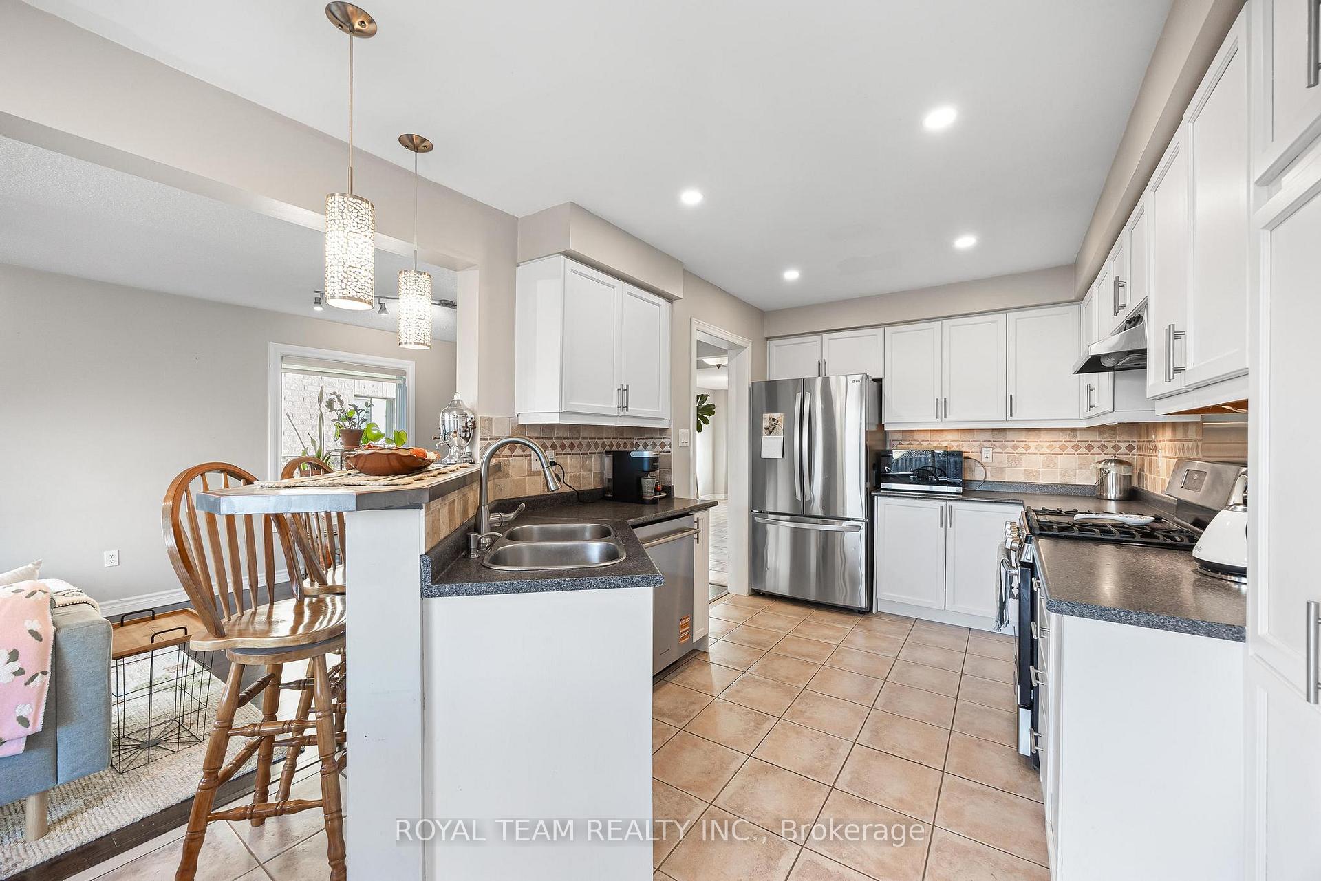 Photo 11 of 40 Emily Carr Crescent, Caledon, Bolton West — HOMEH