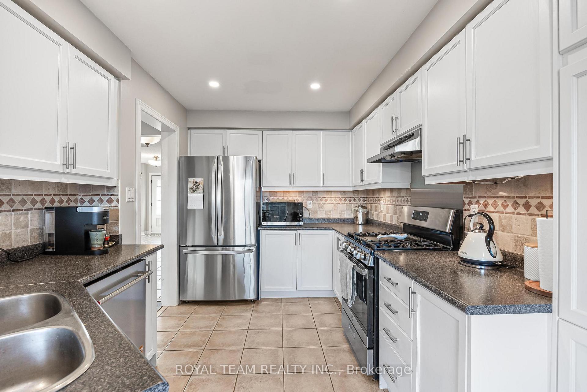 Photo 12 of 40 Emily Carr Crescent, Caledon, Bolton West — HOMEH