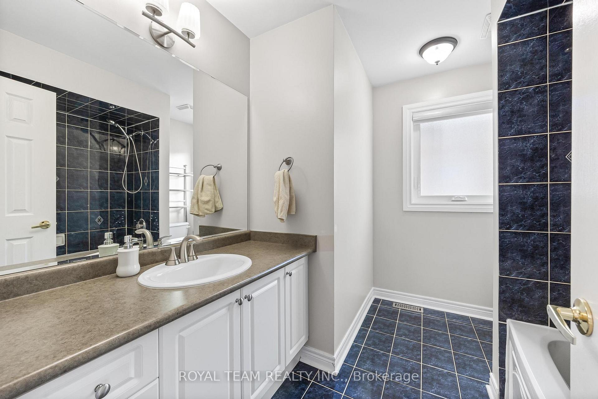 Photo 23 of 40 Emily Carr Crescent, Caledon, Bolton West — HOMEH