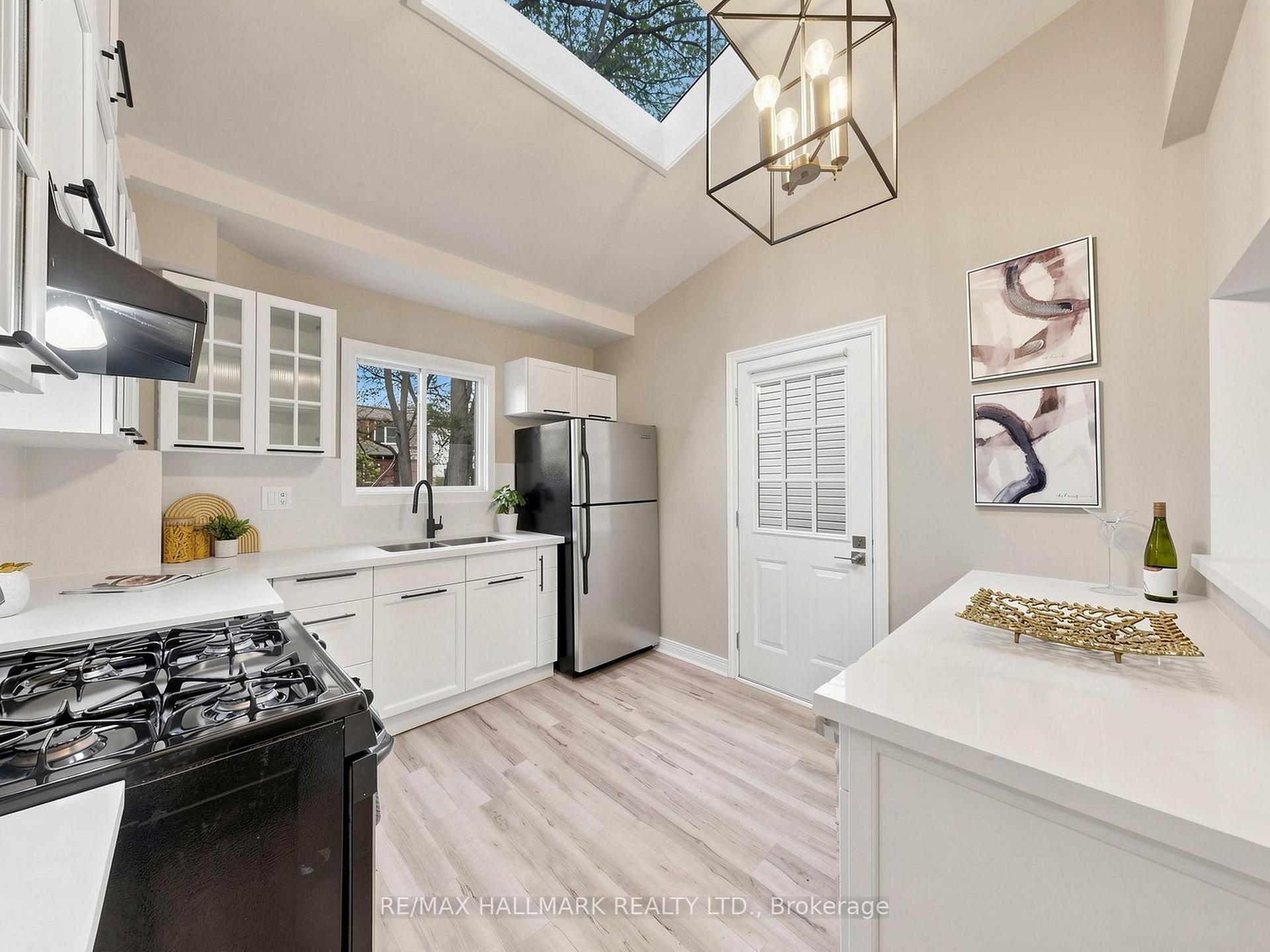Photo 14 of 211 Golfview Avenue, Toronto, East End-Danforth — HOMEH