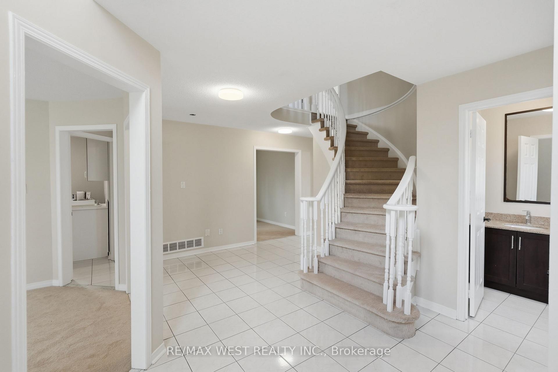 Photo 4 of 60 Furrow Drive, Whitby, Rolling Acres — HOMEH